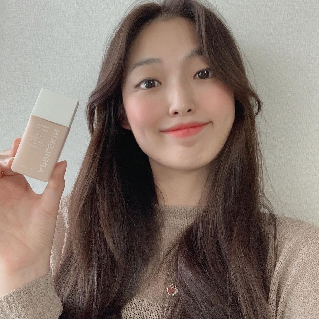 다니 on Instagram: “#협찬광고 에이프릴스킨의 톤업스킨틴트는 기존 톤업크림의 한계인 백탁과 뭉침을 뛰어넘은 파데프리템으로 한겹으로 자외선 차단과 톤업, 보정커버까지 한 번에 가