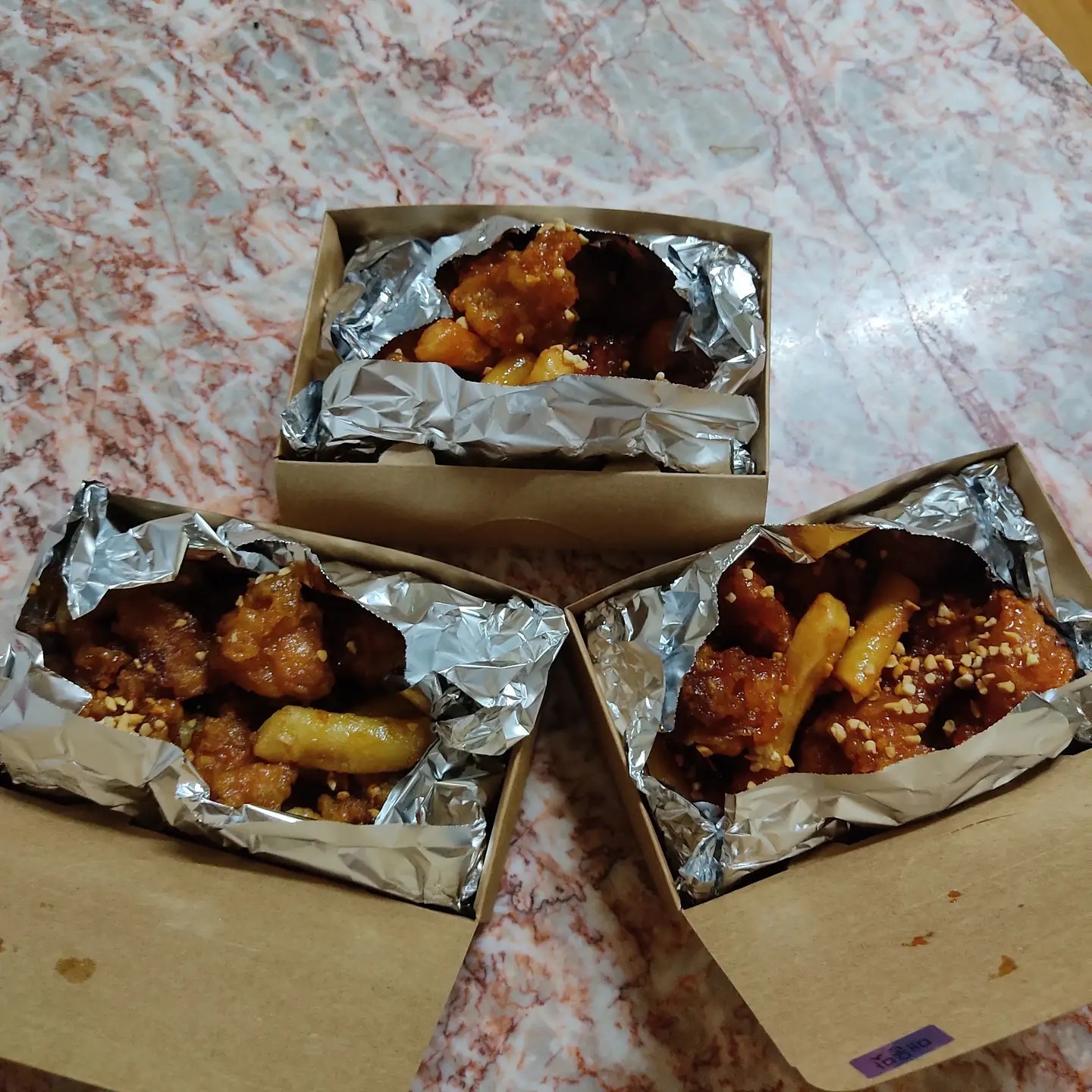 바삭합니다. 
습하고 더운 날에 1시간 걸려서 가져왔지만 바삭합니다.
냉장고에 넣어넣고 다음 날 렌지 돌려먹어도 바삭합니다.

전국에 닭강정집이 지천에 깔렸는데, 요즘 뭔가 부족한 느낌의 닭강정 집이 너무 많습니다.
푸짐하고 바삭하긴 한데 너무 튀겨내서 뻑뻑하다던가, 겉바속촉은 좋은데 양이 너무 작다던가, 금방 눅눅해져서 집에서 먹으려고 집어들면 튀김옷이 다 벗겨져있다던가...
얼마 전에 집 앞에 생긴 닭강정집은 "저희는 닭다리살만 써서 비싸다"같은 헛소리를 하며, 다른 곳에 비해 2배는 비싸게 팔더군요.

여기는 확실히 말할 수 있는게 그런 실망 할 걱정은 없습니다. 
시간이 지나도 겉은 바삭하고, 속은 촉촉하고. 푸짐하면서 가성비 좋은 양. 우리가 흔히 먹던 달짝지근한 양념.
사실 우리가 닭강정 먹고싶다는 생각을 할 때 기대하는 그 느낌.
그런 기본기 탄탄한 닭강정 집을 찾는다면 실망하지 않으실겁니다.

간장, 순한맛, 매운맛 중자 3개 먹었고, 매운맛은 처음에는 잘 안오다가 먹다보면 올라오는게 좀 있습니다.
왕십리 역사 안에 있으니, 시원하게 기다리다가 바로 집갈 수 있어서 좋습니다.
직원분들도 친절하셔서 기분좋게 다녀왔습니다.

PS. 마지막 사진은 아까 얘기한 집 앞의 가성비 창렬 닭강정집 12000원 어치입니다. 
대형마트만 가도 닭다리살 2키로에 7~8천원 하는데, 인건비나 이것더것 다 감안해봐도 말도 안되는 소리를...
법적 분쟁 휘말릴까봐 어디인지는 말씀 못 드리지만, 혹시라도 닭강정 살때 그런 소리 하는 집 있으면 다음부터는 안 가시는거 추천드립니다.

#왕십리맛집#왕십리존맛#왕십리치킨#왕십리치킨맛집#왕십리닭강정#왕십리닭강정맛집#왕십리역맛집#왕십리역존맛#왕십리역치킨#왕십리역치킨맛집#왕십리역닭강정#왕십리닭강정맛집#성동구맛집#성동구존맛#성동구치킨#성동구치킨맛집#성동구닭강정#성동구닭강정맛집#성동구치앤강#왕십리치앤강#왕십리역치앤강#치앤강왕십리역점