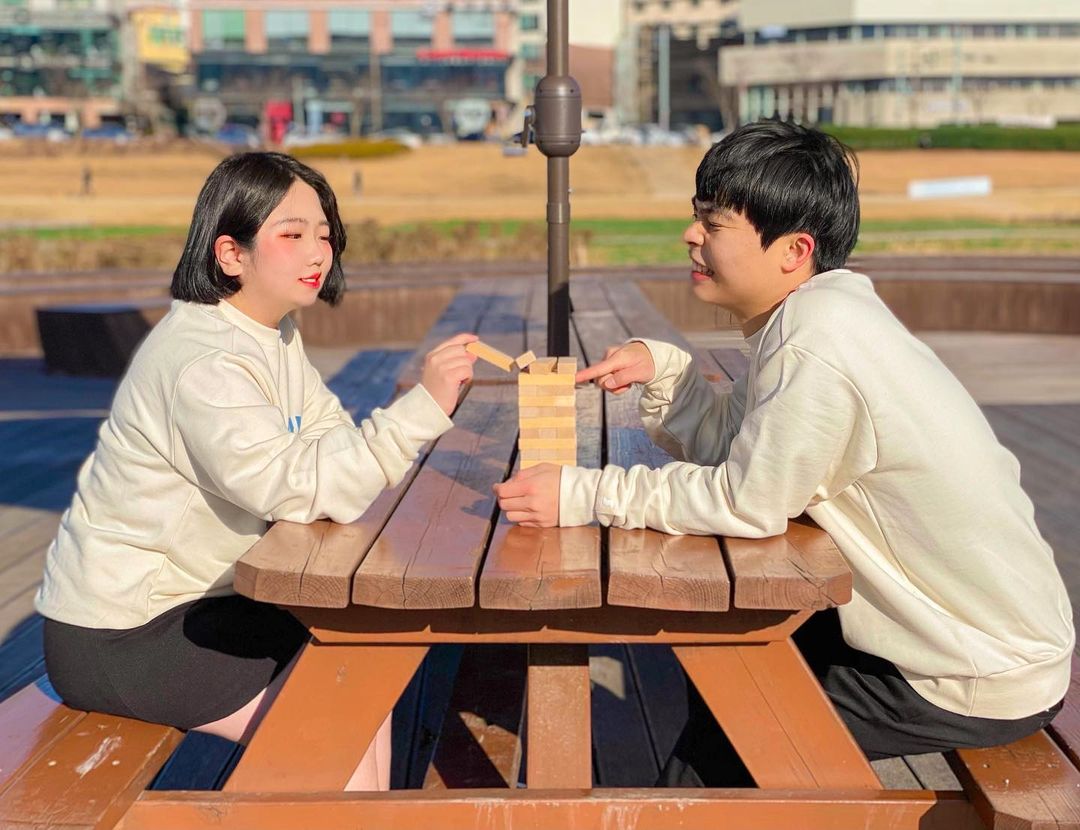 혜 진 on Instagram: “- 맨날 똑같은 레파토리의 데이트만 하다가 , #bridge 초콜릿 젠가로 색다른 데이트 하기 ( ´͈ ᵕ `͈ )◞♡ - 사진 넘겨보시면 아시겠지만 대왕 초콜릿 아니고 커플 젠가 입