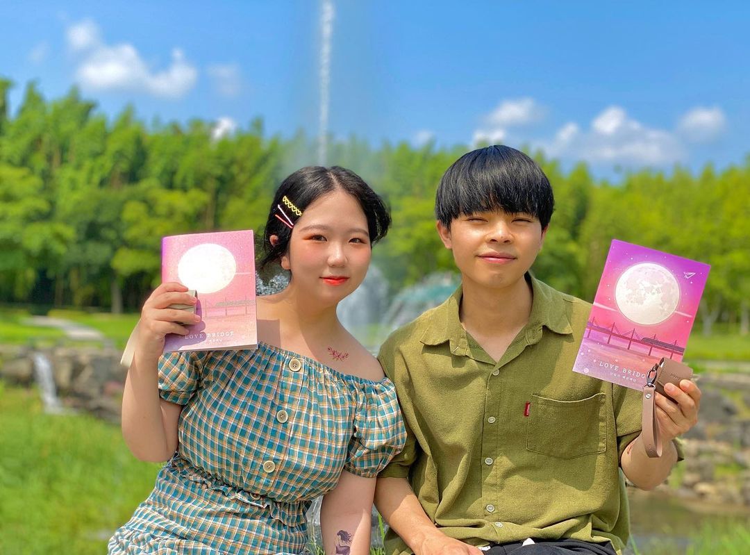 혜 진 on Instagram: “< 쪼꼬미 커플이 추천하는 #브릿지 백문백답 + 에어팟 케이스 문의는 @brid_ge2 > - 언제나 믿고 보는 브릿지에서 나온 시즌 2 문답 '◡' 💛 디자인부터 진짜 영롱보스 아닌가
