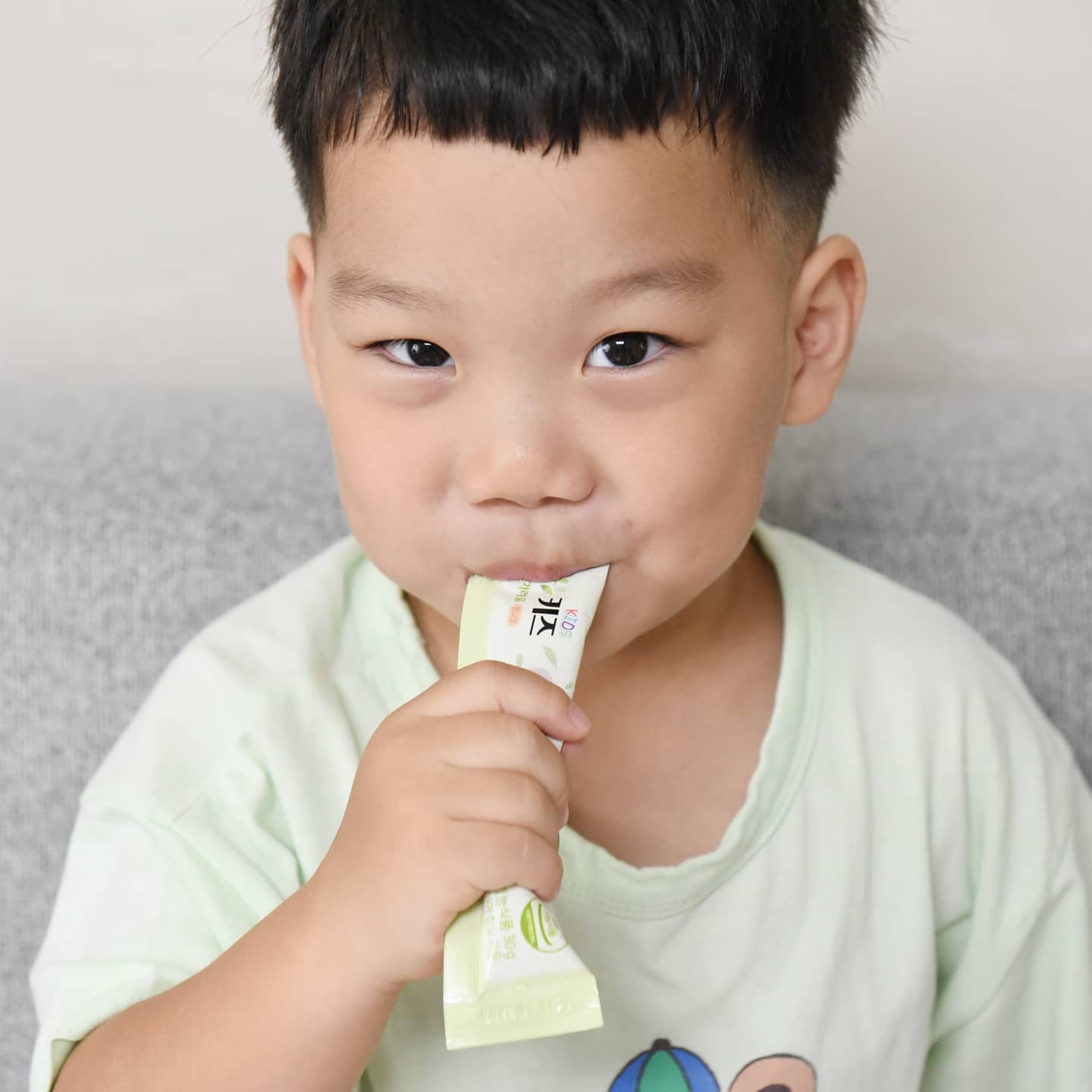 #제품증정광고

콧물왕자 하랑이! 
엄마빠가 비염 물려줘서 미안해 "ㅡ"
요즘 챙겨먹이는건 비염개선에 도움을 줄 수 있는 
구아바잎 추출물이 함유된 #코박사키즈
.
정상적인 면역기능에 도움을 주는 아연도 함유 되어 있어 
심적으로도 넘나 든든한 #어린이영양제
.
안국건강 사이트 후기 평점 4.9인 이유가 있구낭
망고맛 젤리 스틱이라 스스로 꿀떡꿀떡 잘 먹어주니 좋다
아이들이 잘 먹고 효과가 있었다는 후기가 괜시리 나온게 아니라는
.
귀염귀염 틴케이스도 취향저격이라
자잘한 장난감들 정리해주었더니
코끼리박스라며 좋아하네용 :3
.
.
#비염영양제 #비염에좋은영양제 #알러지영양제 #구아바잎효능 #면역력영양제 #어린이비염영양제
#안국건강코박사 #코박사 #안국코박사 #알레르기비염증상 #비염증상 #비후성비염 #만성비염
#어린이비염 #유아비염 #알레르기비염 #성장기영양제 #면역과민반응 #안국건강코박사키즈