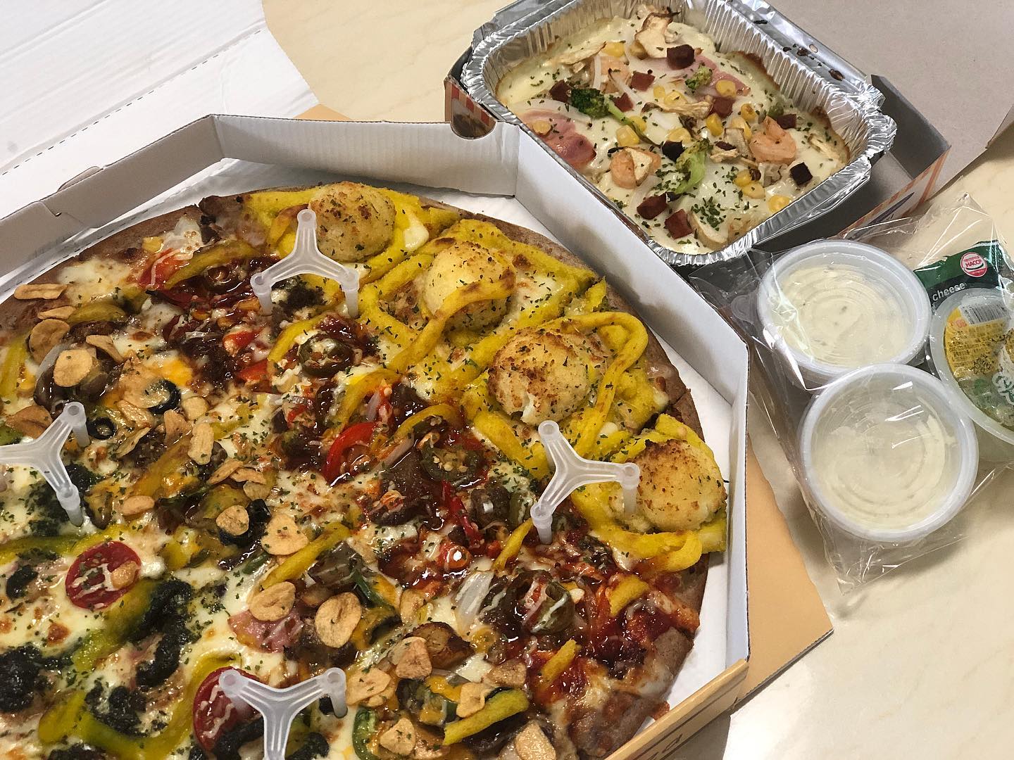 📍동탄 베이식스피자🍕
🍕프리미엄 홀릭 L (23,900원)
🍠고구마무스 추가 (1,500원)

유명한 프랜차이즈는 아니지만 맛있는 피자집이 있다고 해서 주문😚 결정장애인데 시킬 수 있는 조합이 너무 많아서 한참 고민했어요😅 결국 프리미엄 베스트 4가지 조합으로 구성되어있는 프리미엄 홀릭으로 주문!

왼쪽부터 오른쪽 순으로,
바질베이컨 / 머쉬룸갈릭스테이크 / 용암연탄불고기 / 고구마치즈볼
단짠맵짠 조합이 피자 한 판에 다 들어있어서 맛있더라구용💖 고구마치즈볼 피자는 크림치즈볼이 위에 올려져있는데 꽉찬 크림치즈가 입 안 가득 퍼지는 게 단짠단짠 굿! 용암연탄불고기 피자는 생각보다 꽤 매운데 은근 계속 땡기는 맛이에용✨ 여기 갈릭 소스 무.조.건 추가하세용!! 기본으로 하나가 오지만 부족해용... 다른 피자집 갈릭소스랑 달리 진짜 더더더 꿀맛! 홀그레인 머스타드를 살짝 섞으신건지 느끼하지도 않고 안물리니 좋더라구용💗

리뷰 이벤트로 온 화이트 크림 리조또까지 완벽🥺 재료도 듬뿍 들어가고 크림도 꾸덕해서 넘 좋았어용💘
-
#동탄피자 #피자맛집 #베이식스피자 #치즈볼 #피자 #야식 #야식스타그램 #야식추천 #먹스타 #맛스타 #먹스타그램 #먹팔환영 #먹스타그램맞팔 #먹스타맞팔 #먹스타소통 #첫줄반사 #첫줄좋반 #좋반테러 #pizza