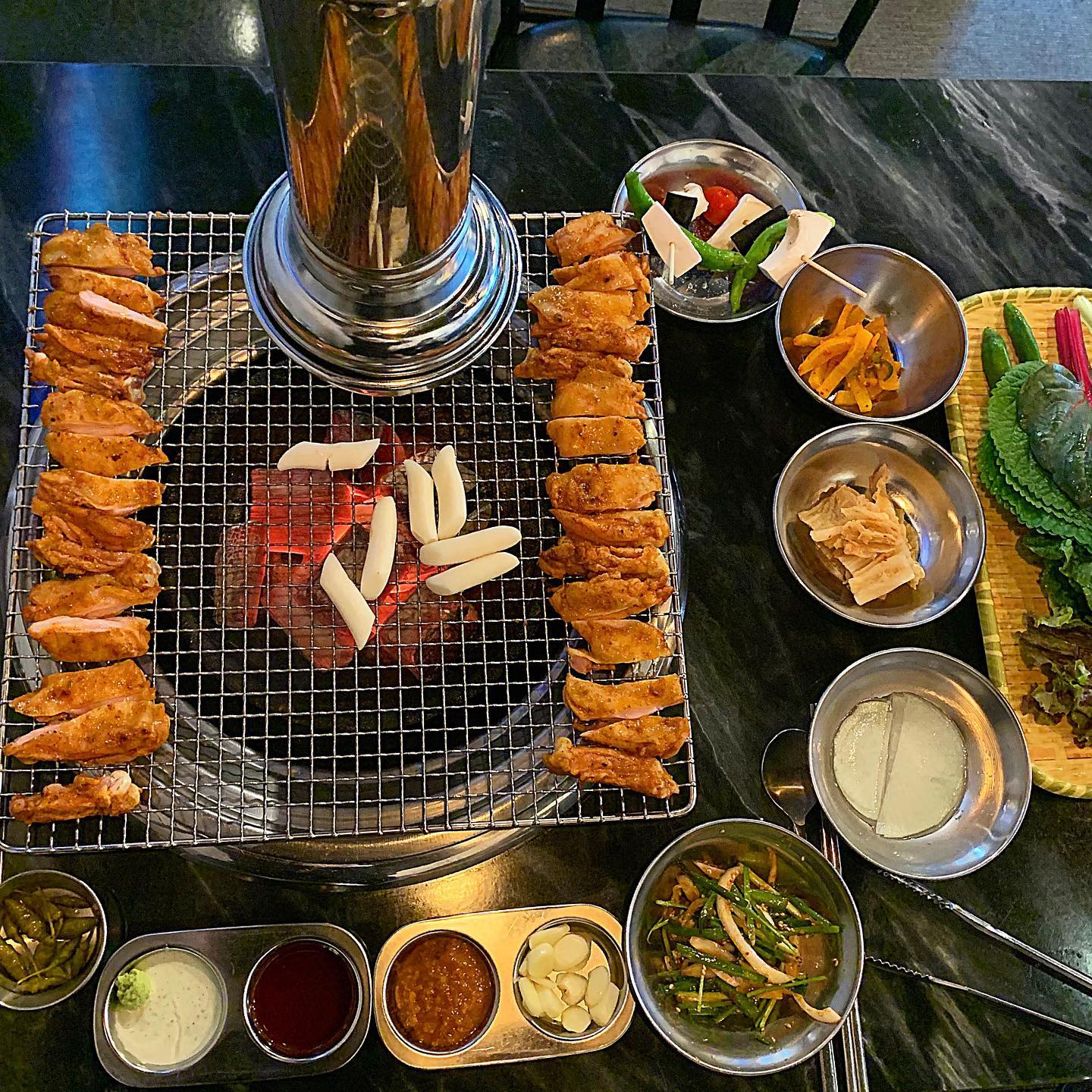 #협찬  yaksu_dakgalbi 
Day 110./ 중구 신당동 맛집 '약수참숯불닭갈비'

❤요번에 중구 약수역쪽에 있는 약수참숯불닭갈비에 다녀왔어요! 가기 전에 서치를 해보니 원래 맛집으로 유명한 곳이더라구요. 닭갈비는 맛있는 집은 정말 맛있잖아요??

🧡게다가 저는 철판닭갈비보다는 숯불닭갈비를 더 좋아해서 기대하며 갔답니다 ㅎㅎ 들어가서 양념을 먼저 주문했어요. 초벌을 해서 나오더라구요! 그리고 먹을만큼 가운데쪽으로 올려서 익혔어요!

💛그리고 첫입..!! 와 입에서 살살 녹더라구요. 닭갈비는 이런 판에 굽다보면 막 들러붙고 질겨지는게 대부분이잖아요? 근데 구워도 절대 들러붙지도 않고 여전히 입에서 탱글탱글하면서 녹더라구요. 

💚안되겠다 싶어서 블로그에서도 극찬하던 막국수도 시켜봤어요. 정말.. 막국수도 맛집이더라구요. 양념 배합이 정말 잘되어서 새콤달콤이 한꺼번에 느껴졌어요. 닭갈비와 먹어도 닭 특유의 맛은 해치지 않으면서 잘 어우러졌구요! 

💙특히 여기의 주 포인트는 소스인데... 치즈소스가 있어요. 와 닭갈비에 치즈소스라니? 라는 편견을 깨트릴만큼 전 이 소스때문에라도 또 가고싶어요. 소스 하나를 동내고 양념 닭갈비 2인분도 동내고 이어서 간장닭갈비도 먹었답니다!

💜역시나 간장닭갈비도 마찬가지로 너무 맛있었고 허브의 향이 조금씩 느껴졌어요. 그래서 그런지 느끼함이 없었구요! 그리고 된장찌개가 함께 나오는데 짜거나 너무 세지 않고 딱 좋은 간이라 전체적인 메뉴들의 간을 적잘하게 잘 맞추신것 같더라구요. 맛집에는 이유가 있듯이 여기도 정말 이유가 있어요.

🤎맛을 추구하신다면 중구 신당동 약수역 근처 약수참숯불닭갈비!! 추천드립니다 ㅎㅎ

#약수역맛집 #신당동맛집 #약수역닭갈비 #신당동닭갈비 #신당역맛집 #숯불닭갈비#숯불닭갈비맛집 #닭갈비맛집 #약수참숯불닭갈비 #약수역맛집 #약수역데이트맛집#약수역데이트 #약수역데이트장소 #약수역데이트추천 #약수역추천맛집 #약수역추천장소 #약수역분위기맛집 #약수역핫플 #약수역분위기좋은맛집 #약수역회식 #약수역단체 #약수역단체회식 #약수역신상맛집#약수역존맛 #약수역핫플 #약수역핫플맛집 #약수역JMT #약수역JMT맛집 #약수역먹스타그램 #약수역맛집투어 #약수역전국맛집