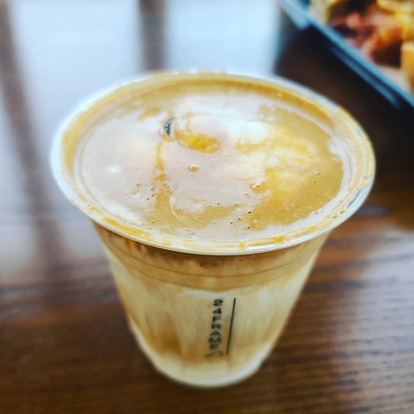 ♧강릉 디저트&카페 맛집 !!
♧퀄리티 있는 빵집느낌!!!
★소세지빵은 느끼하지 않게 할라피뇨가 있어서 물리지않고 쭉쭉 들어감
★군고구마빵은 첨 한입 먹을때 진짜 군고구마 같음!!
★앙버터바게트는 팥은 일반 시판보다 과하게 달지 않고 버터도 다시 제조과정이 있는지 후레쉬 하면서도 미세한 단맛이 있어 먹기 좋음!!!

★ 추천메뉴
- 두부라떼 : 5,500원
- 옥수수라떼 : 5,500원
- 앙버터바게트 
- 소세지바게트빵
- 군고구마빵
(빵은 변동이에요 )

✔ 평점 4.52 높은점수!!
✔ 빵은 금방 떨어지니 일단 빨리가는게 좋아요!!
✔ 카페지만 퀄리티 좋은 빵집 맛!!
✔ 3층에는 루프탑있어 아이들 데리고 가기 좋아요

주소 : 강릉 포남동 965 2층

#강릉맛집 #카페#카페맛집 #포남동맛집
#두부라떼 #옥수수라떼 #먹스타 #먹스타그램 
#선팔맞팔 #먹팔맞팔 #여행그램 #데이트맛집 #데이트장소 #언팔맞언팔
