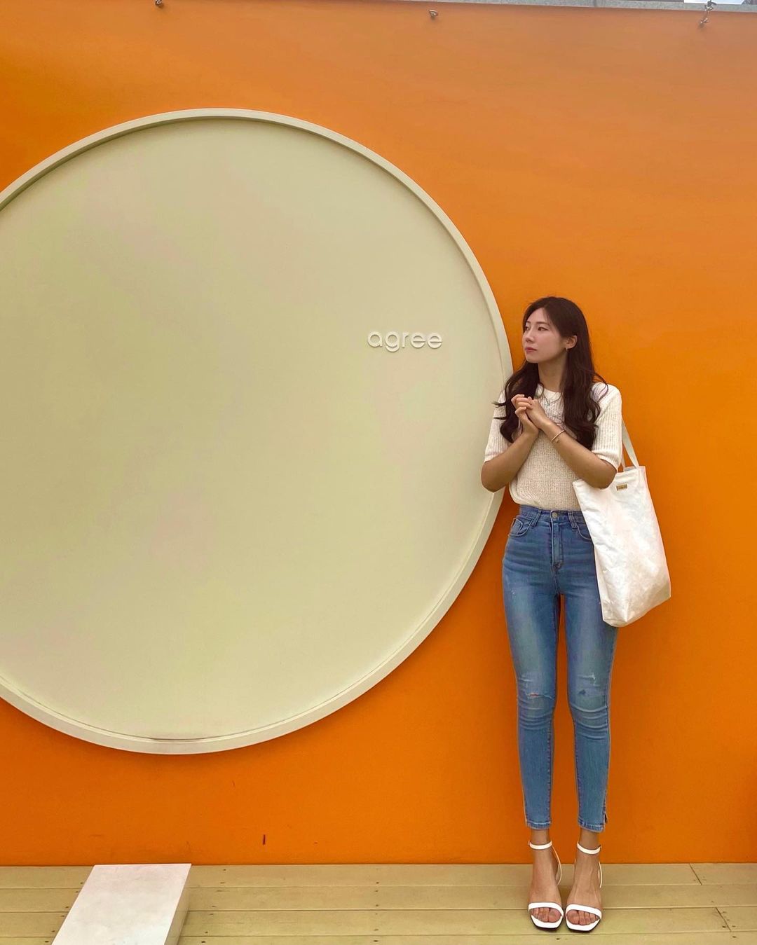 최규진 on Instagram: “환경까지 생각하는 @wallaroo.co.kr 에서 신상품 #뉴스퀘어 가방이 출시되었어요! 친환경 타이벡 소재로 가볍고 넉넉하게 여름 준비 끄읕👜 10% 할인 쿠폰코드는