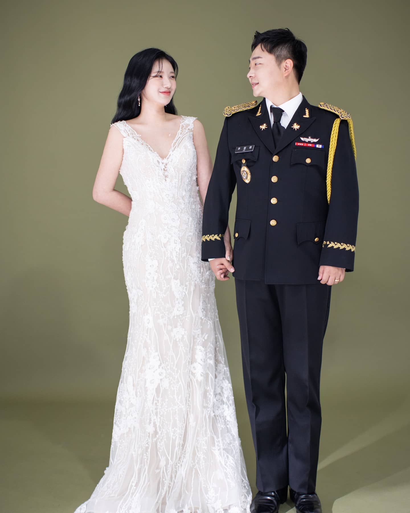 젤 맘에 들었던 정복샷🥰
더 마니찍을걸 후회가 된당
#정복샷 #웨딩사진 #웨딩촬영 #무보정 #바이메이든 #셀렉션h