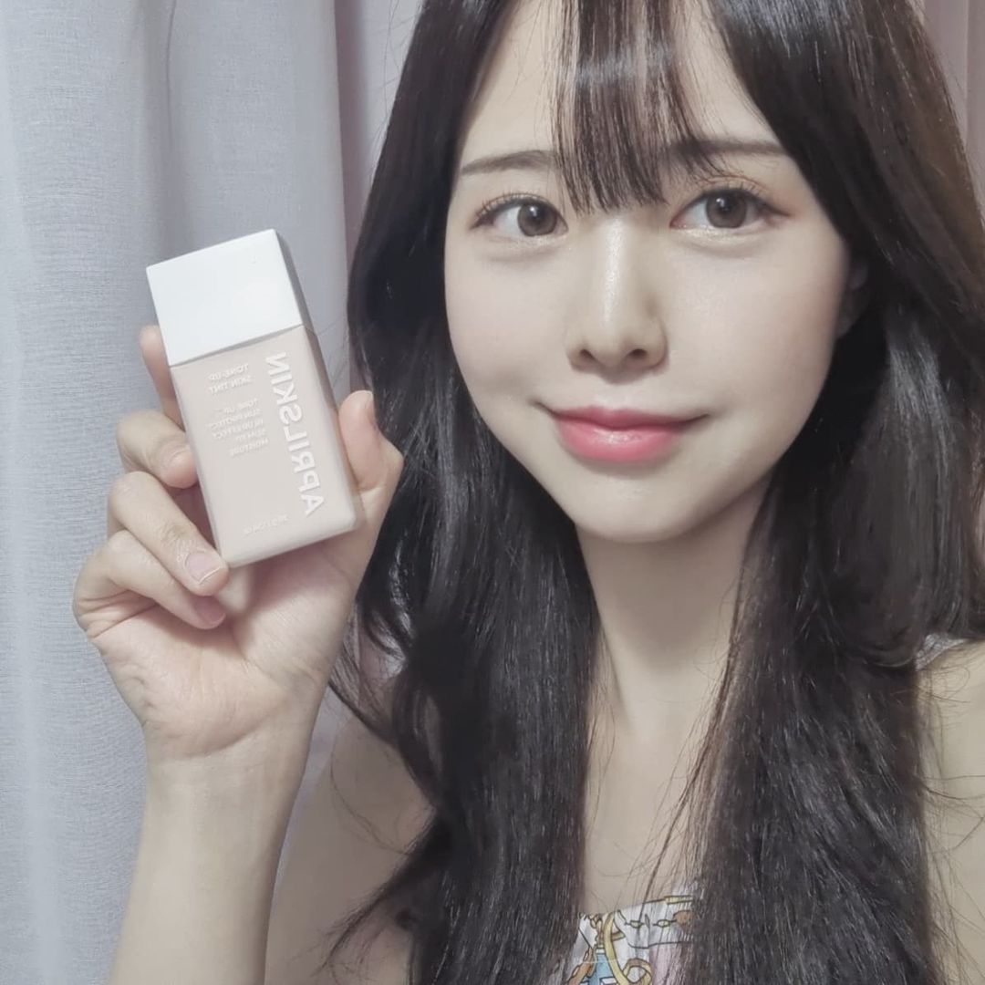 뽁이 on Instagram: “#@aprilskin_korea#협찬 요즘 너무 더운 날씨라 두껍지않고 스킨 텍스처로 피부에 가볍게 착 붙는 파운데이션을 원했는데 그 조건에 딱 맞는 #톤업스킨틴트 를 찾았어요 👀❣
