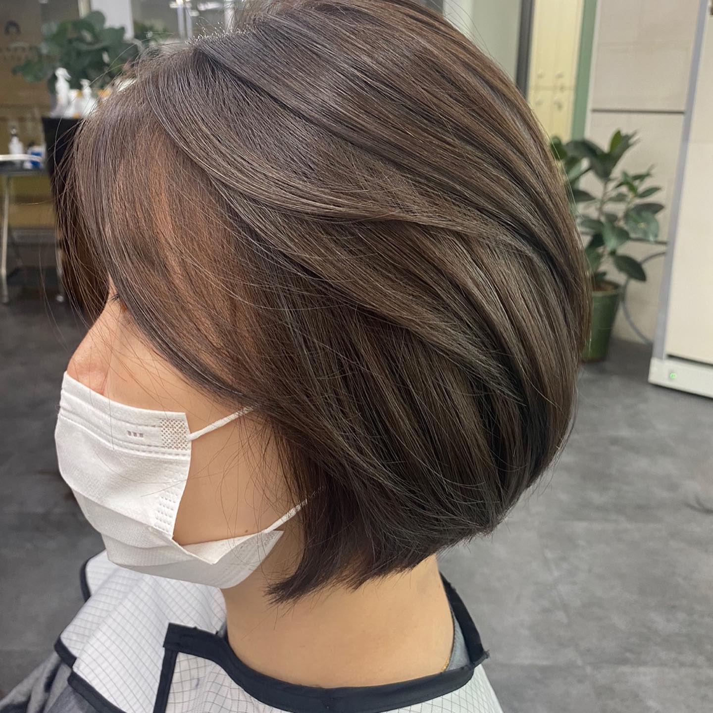 물빠짐 후가 더 이쁜  #단발발레아쥬 
탈색2헤로 발레아쥬 디자인 후 #애쉬브라운 
염색❣️ 물빠짐 후 점점 올라오는 색감이 매력적인 발레아쥬 디자인입니다🧐
#보브컷 #보브컷단발 의 볼륨과 율동성을 좀 더 강조할 수 있는 매력적인 컬러링❣️

✨안될거같은데...라는 고민은 그만!
 상담 후 제일 좋은 방향과 플랜을 고민하고 결정😊
✨고객님의 맘과 의견을 적극 반영 후 시술 진행 한답니다! 솔직 담백한 상담이 필요하다면 무조건 예담쌤😁
✨ 현재 많은 이벤트 진행 중이니 편하게 #dm 문의 해주세요❣️