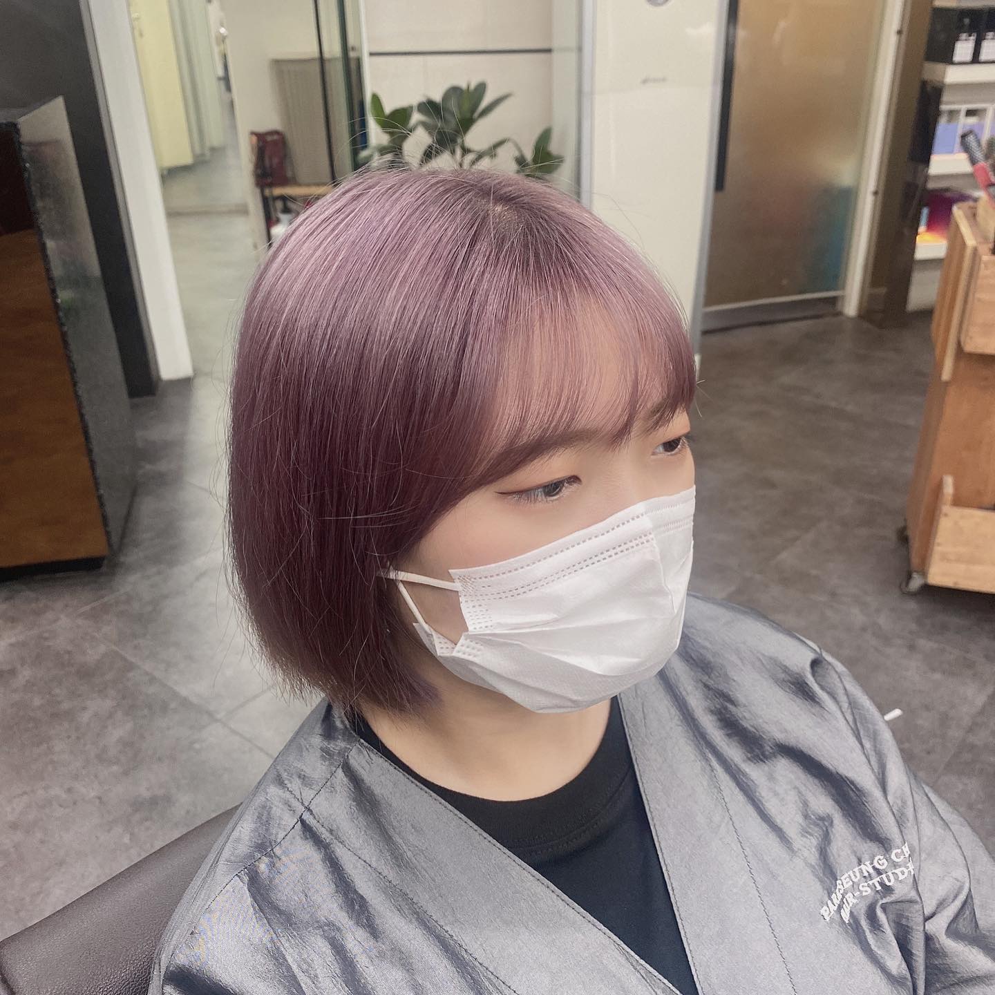 재방문 고객님❣️
뿌리탈색 진행 후 전체 컬러링
뿌리쪽 #탈색 은 1회만 진행되어 염색 래벨로
디자인 조정 해드렸어요 ☺️
뿌리쪽은 7레벨 밑으로는 10레벨정도
#바이올렛염색 은 물빠짐이 더 매력🥳
#애쉬바이올렛 은 사랑입니다🌈

✨안될거같은데...라는 고민은 그만!
 상담 후 제일 좋은 방향과 플랜을 고민하고 결정😊
✨고객님의 맘과 의견을 적극 반영 후 시술 진행 한답니다! 솔직 담백한 상담이 필요하다면 무조건 예담쌤😁
✨ 현재 많은 이벤트 진행 중이니 편하게 #dm 문의 해주세요❣️