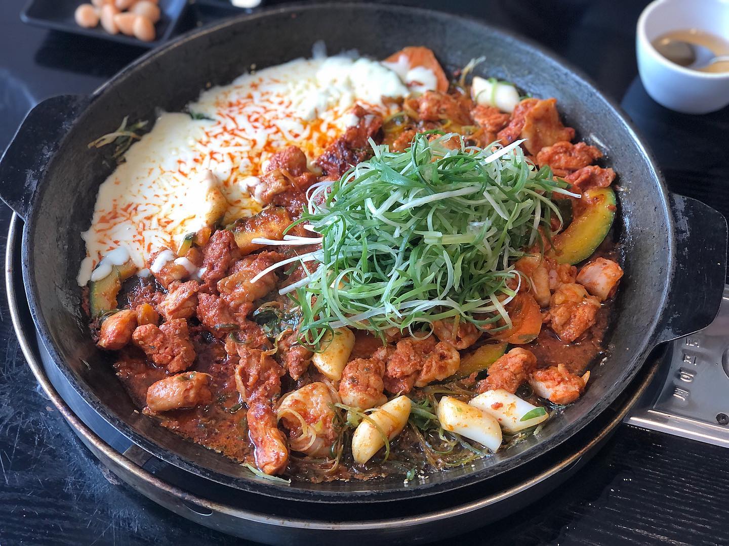 #협찬📍동탄 #노작골부대찌개
파닭갈비 먹으러 다녀왔어용🐓  닭갈비 + 치즈 + 파채 조합은 말이 필요 없쥬🥺

✅메뉴
🍽파닭갈비 2인분 28,000원
1인분이 450g이라 다른 가게의 두 배😱 3인 이상이면 1인분 적게 주문하라고 하시더라구용ㅎㅎ

✅맛
보통맛, 매운맛 중 선택 가능한데 저는 맵찔이라 보통맛 선택! 매운맛 시켜도 갈릭치즈 소스랑 치즈랑 같이 먹으면 중화되어서 좋을 거 같긴해용😚 치즈는 자연산 치즈라 훨씬 고소하고 담백했어요💖  와사비 마요소스, 갈릭치즈 소스, 레몬냉국 모두 꿀맛✨

✅꿀팁
👉메뉴는 부대찌개 & 닭갈비 2가지 뿐이라 결정장애에겐 최고☺️
👉셀프바에서 직접 김치전 바삭 노릇하게 구워먹을 수 있음😏
👉셀프바에 쌀강정도 있음
👉사장님 너무 친절보스
요리에 대한 자부심도 보이셔서 믿음 팍팍👏
-
#동탄맛집 #동탄닭갈비 #동탄데이트 #동탄회식 #동탄핫플 #동탄맛집투어 #동탄먹스타그램 #먹스타그램 #먹팔환영 #먹스타그램맞팔 #먹스타맞팔 #먹스타 #먹스타소통 #첫줄반사 #첫줄좋반 #맛스타그램 #맛집탐방 #맛집투어 #닭갈비 #닭갈비맛집 #파닭