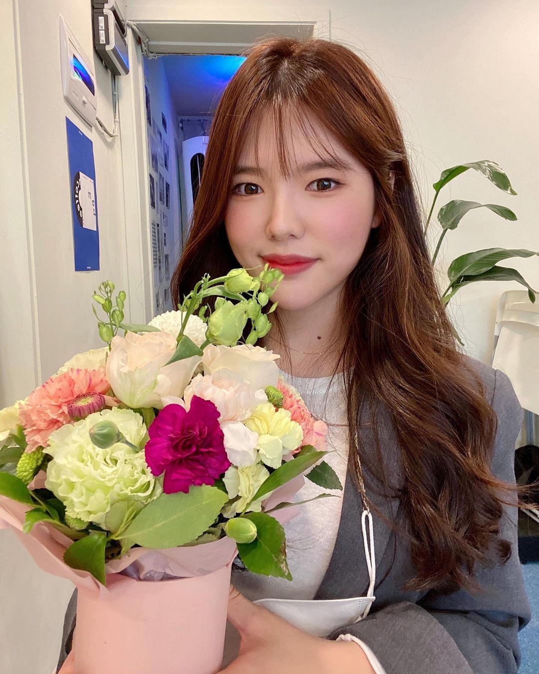 🌷 on Instagram: “#광고 #협찬 톤 다운으로 머리 색 맞추고 왔어연 👩🏻‍🦰 - 2,3번째 사진보면 윗부분만 황금색이고 아랫쪽은 갈색이여서 얼룩이 아주 거슬렸는데 별하원장쌤께서 색을 딱