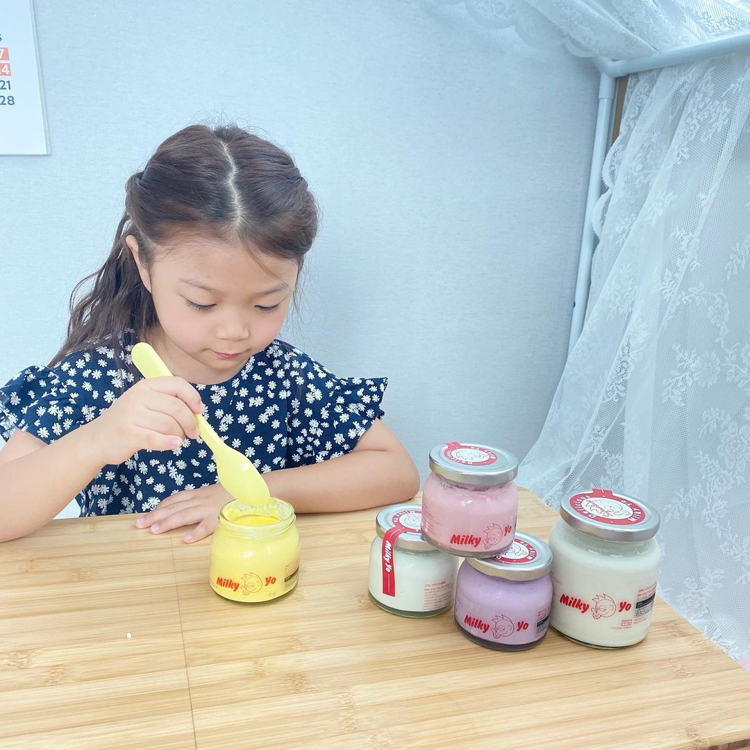 키즈모델 박채이’s Instagram photo: “#협찬 아침에 퉁퉁 부은 눈으로 , 밀키요 한병 원샷 하기 ෆ 사실 걱정했어요. 채이가 원체 식감에 예민하고, 새로운 음식에 대한 거