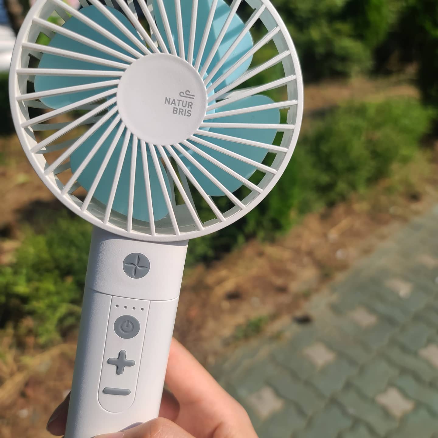 #광고
더워진 날씨에 외출시 꼭 챙기는 #휴대용선풍기

작년에 이어서 올해도 꾸준히 사용중인 핸디선풍기는 #NATURBRIS#손선풍기

그립감이 좋아서 들고다니기도 좋고
받침대가 있어서 어느곳에 놓아도 쓰러지지 않아 더욱 활용도가 좋은 선풍기!

3단계 풍력조절이 가능하고
배터리용량이 높아서 최대 24시간 까지 사용이 가능하니 하루 외출시 더운날 든든한 나의 동반자가 되어주고 있다 ㅋㅋ

#녹아내리는날씨#선풍기필수

블루투스 스피커, LED플래시 까지 가능한 선풍기여서 여행시에 꼭 챙기는 필수템!

#브이스탁 #vstock #vstock_official #인플러 #손풍기 #핸디선풍기 #필수템 #여름 #폭염 #직장인스타그램 #학생스타그램 #출퇴근 #무소음 #목걸이선풍기 

https://me2.do/FArfZF4E
https://vstocklab.com/

+지금 보고계신 콘텐츠는 브이스탁에서 소정의 원고료를 받아 제작하였습니다+