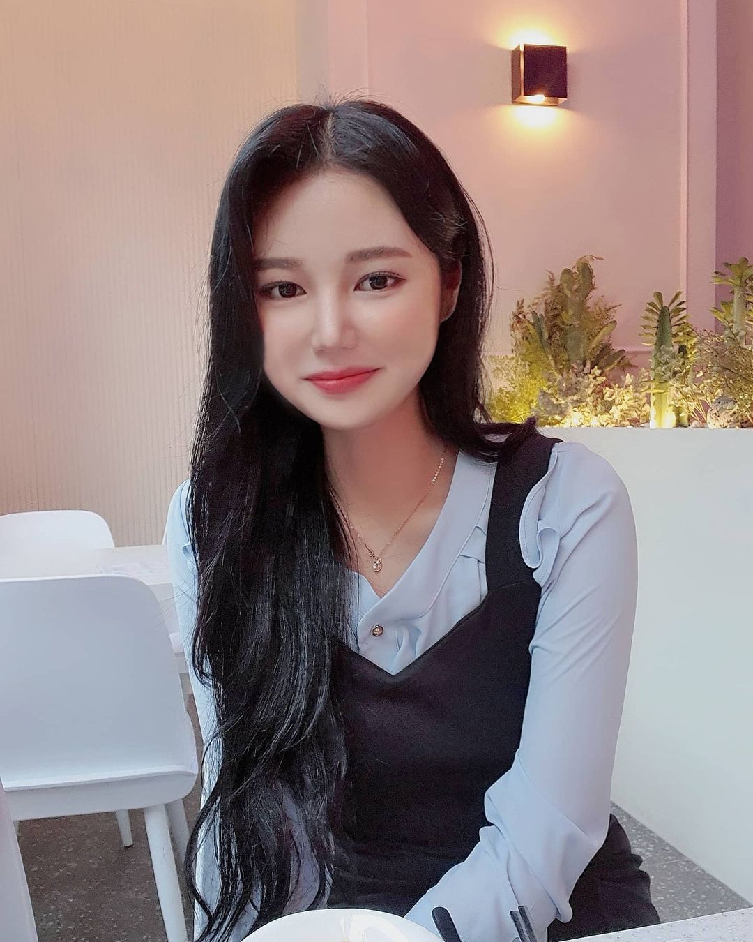민영 on Instagram: “이제 진짜 다이어트💪 . . . #프라이빗 #privit #프라이빗부천점 #리올그 #원피스 #뷔스티에원피스 #부천 #부천역 #부천술집 #부천역술집 #긴머리펌 #긴머리웨이브 #레이어드