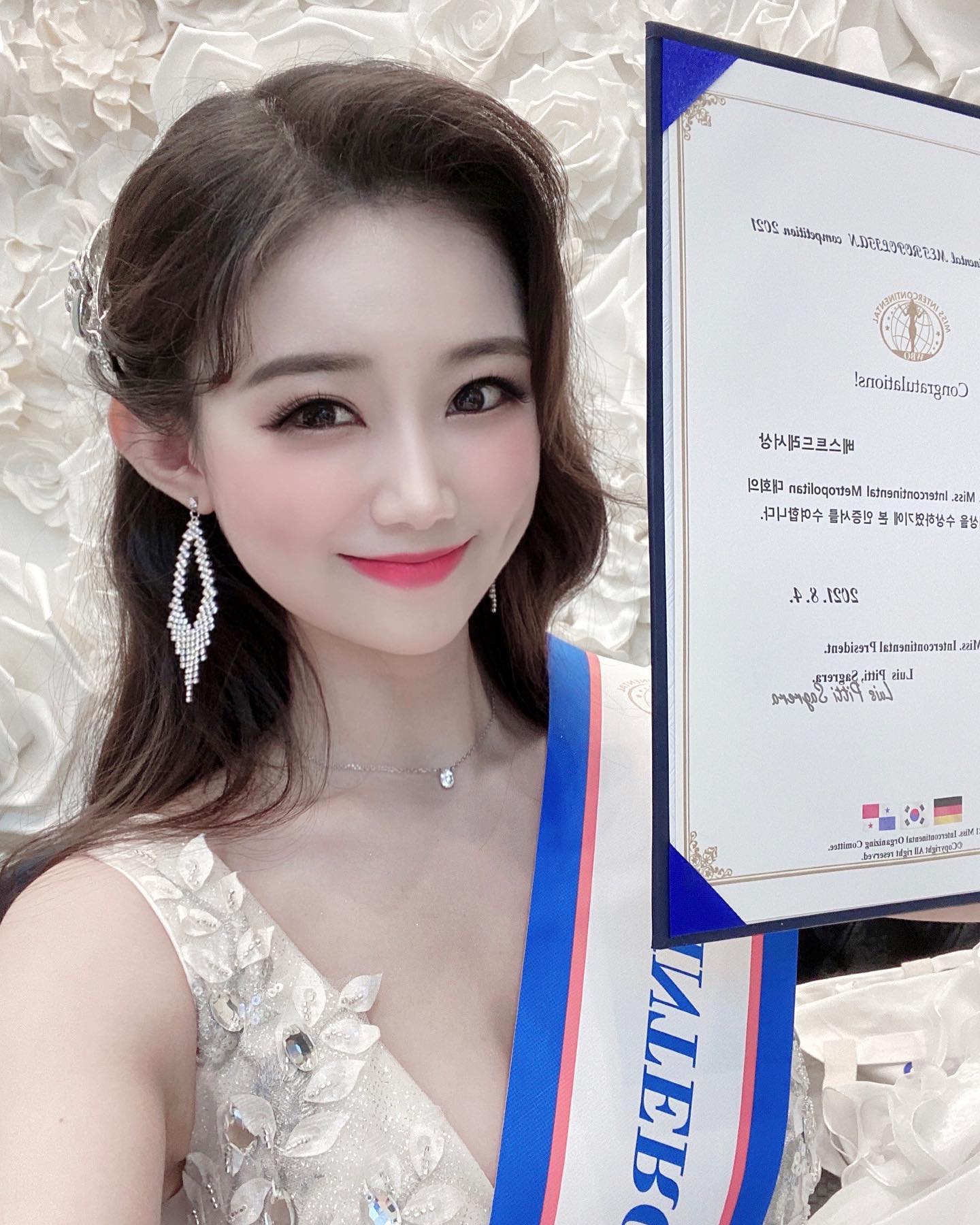서류, 예선, 사전심사를 걸쳐 
세계 5대 미인대회인 #미스인터콘티넨탈 본선 대회에서 
베스트드레서 상을 수상했습니다💗
워낙 규모있는 대회이고 국제대회 참가에 비해 
큰 키는 아니기에🥲 본선 참가에 의의를 두자 했는데
상까지 받게되었네요☺️
이렇게 큰 국제대회에서 수상은 처음이라 너무 감격스럽고 
값진 경험이 된거 같아요ღ’ᴗ’ღ~
좋은 언니들도 만나고 행복했던 준비기간 이였습니다🌷
#수상#fistfoundationofficical#나레스트엔터테인먼트#소통#좋반#드레스#셀피#황선정웨딩#황선정드레스#승준생#korea#instagram#bestbresser#missintercontinental