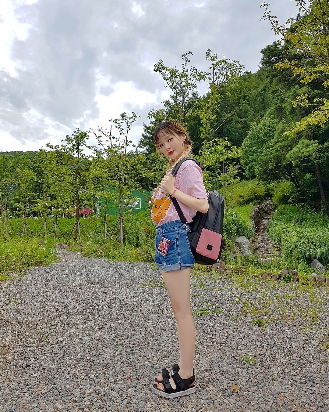 안이 ᴬʰᶰʸ on Instagram: “열어분 여름 휴가는 어디로 다녀오셨나요? 전 카페투어도 하고 캠핑도 하고 푸욱 쉬고 왔더요 🌱 가서 사진찍은 곤데 요 백팩 어느 코디에나 잘어울리구 스트랩