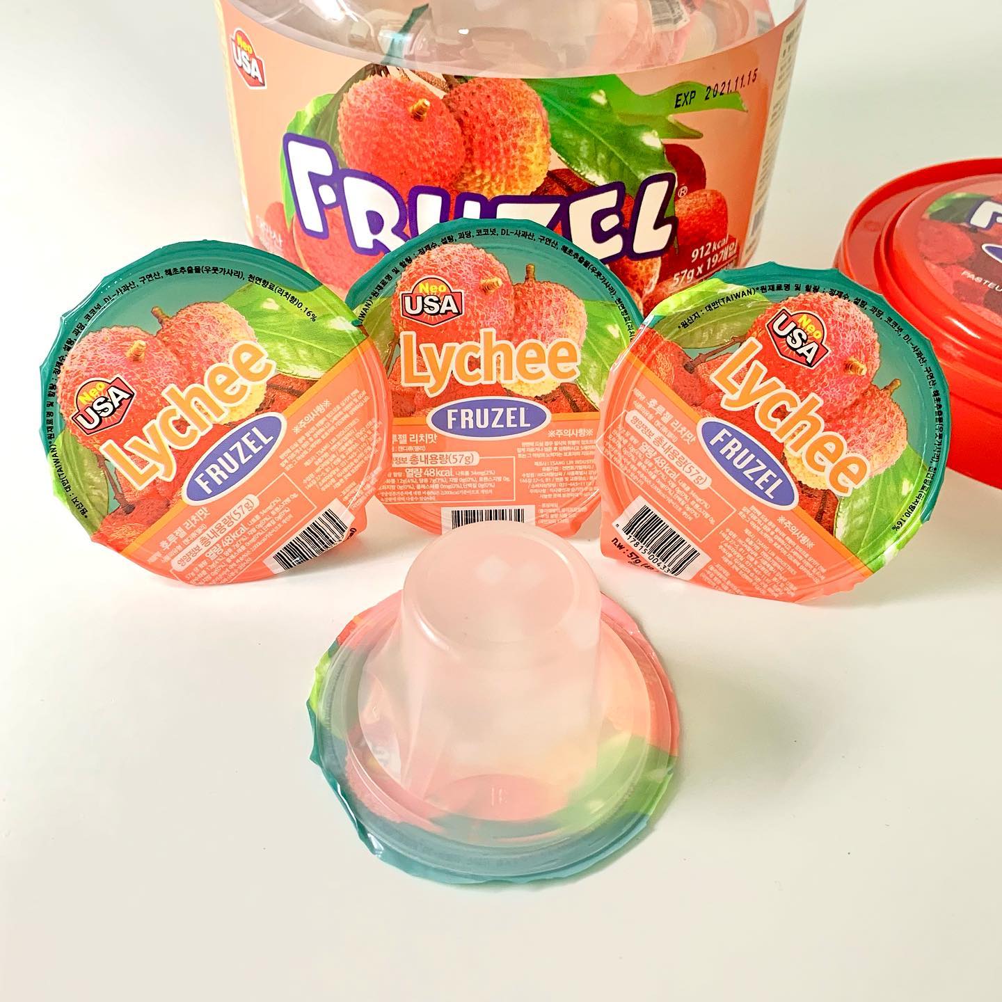 #제공상품  프루젤, 싱글버킷 리치맛!🌷

젤라틴 대신 우뭇가사리를 이용해서 만들었다고 하는 프루젤은 100% 천연재료와 식물성재료만을 사용해서 맛있고 안전한 젤리입니다!

우뭇가사리라고 해서 맛 걱정을 많이 했는데 다른 젤리보다 더 탱탱하고 식감이 좋으면서 맛도 좋아용😋 일단 젤리 특유의 인공적인 맛이 없어서 좋고, 당분은 빼고 칼로리는 낮췄다는데도 달달하고 맛있어요. 혀를 아리는 달달함이 아니라 은근하게 느껴지는 맛이 기분 좋은 달달함을 줍니다!❤️ 

저는 리치맛 한 가지만 먹어봤는데, 리치는 한국에서만 유일하게 나오는 맛이라고 하닝 놓칠 수 없죠😘

#프루젤 #프루젤맛있는챌린지 #건강젤리 #아이간식추천 #젤리 #리치맛젤리 #리치 #우뭇가사리젤리 #달달함 #간식 #간식추천 #다이어트간식 #먹스타그램 #먹스타 #먹스타맞팔환영 #먹스타맞팔 #소통 #인친 #먹스타그램 #젤리덕후