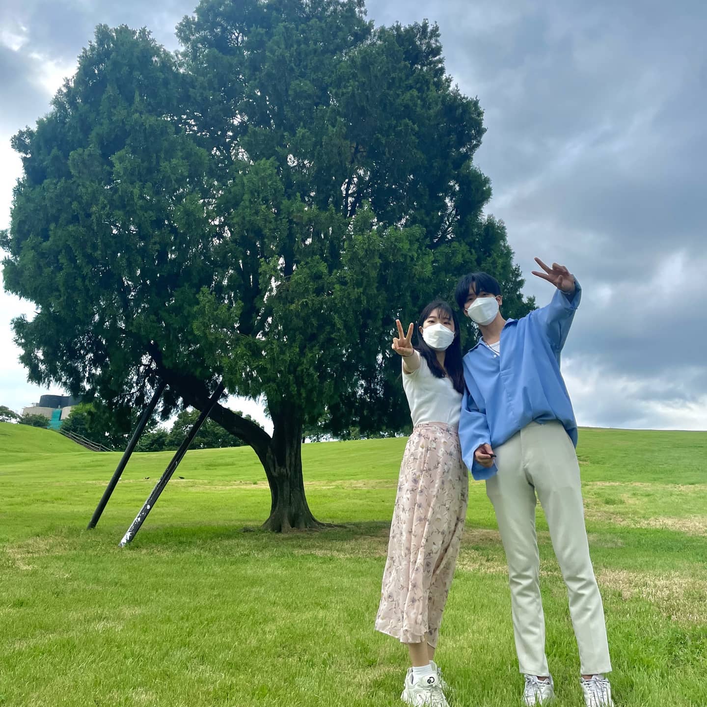 🌲자주 같이 올림픽공원 산책 다니는 길이지만 "나홀로나무"에서는 첫 사진 📷

🤷‍♂️: 여기 나홀로나무 맞아?? 뒤에 있는 나무도 혼자 있는데??
🤦‍♀️: 여기 맞다니까! 사진들 봐봥!