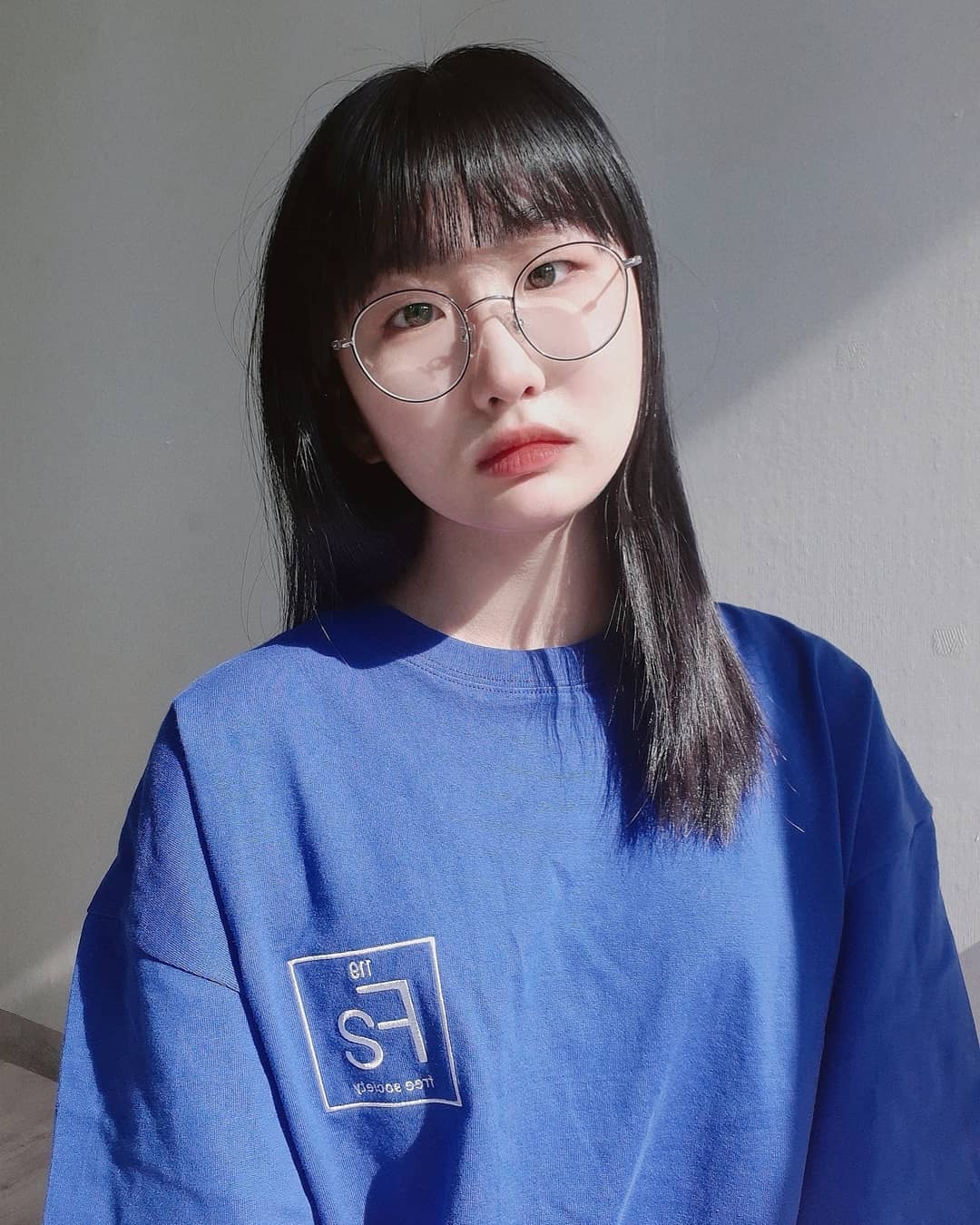 민주 on Instagram: “재질이 너무 좋고 심플한 디자인 취저😝💙 #협찬 #freesociety #프리소사이어티 #서포터즈”