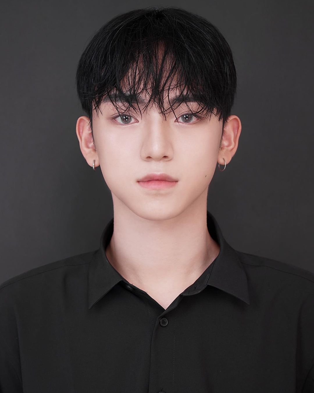 민 승 on Instagram: “#협찬 잠실역부근에 위치한 버즈인스튜디오에서 컬러 증사찍고왔습니다! 1대1 프리미엄 맞춤 보정이 들어가서 더욱 만족했습니다 문의는 @buzzin_studio #증명사진 #