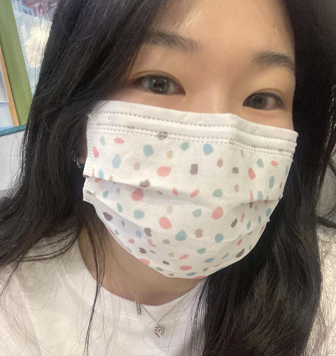 짱센혜지 on Instagram: “내 마스크 너무너무 귀엽지요 💪 국내산 목화솜필터여서 더 튼튼하고 일반 마스크보다 훨씬 고퀄리티 💖 마스크 특유의 냄새가 안나서 너무 좋다 뽀송