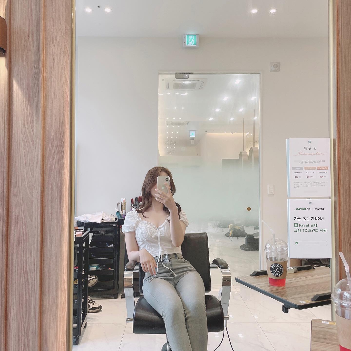 <어떤대화>

👩🏻: (머리 많이 잘랐으니까 다들 놀라겠지?)
👥: 안녕
👩🏻: …저 머리 잘랐어요?
👥: 자른거야??
👩🏻: …