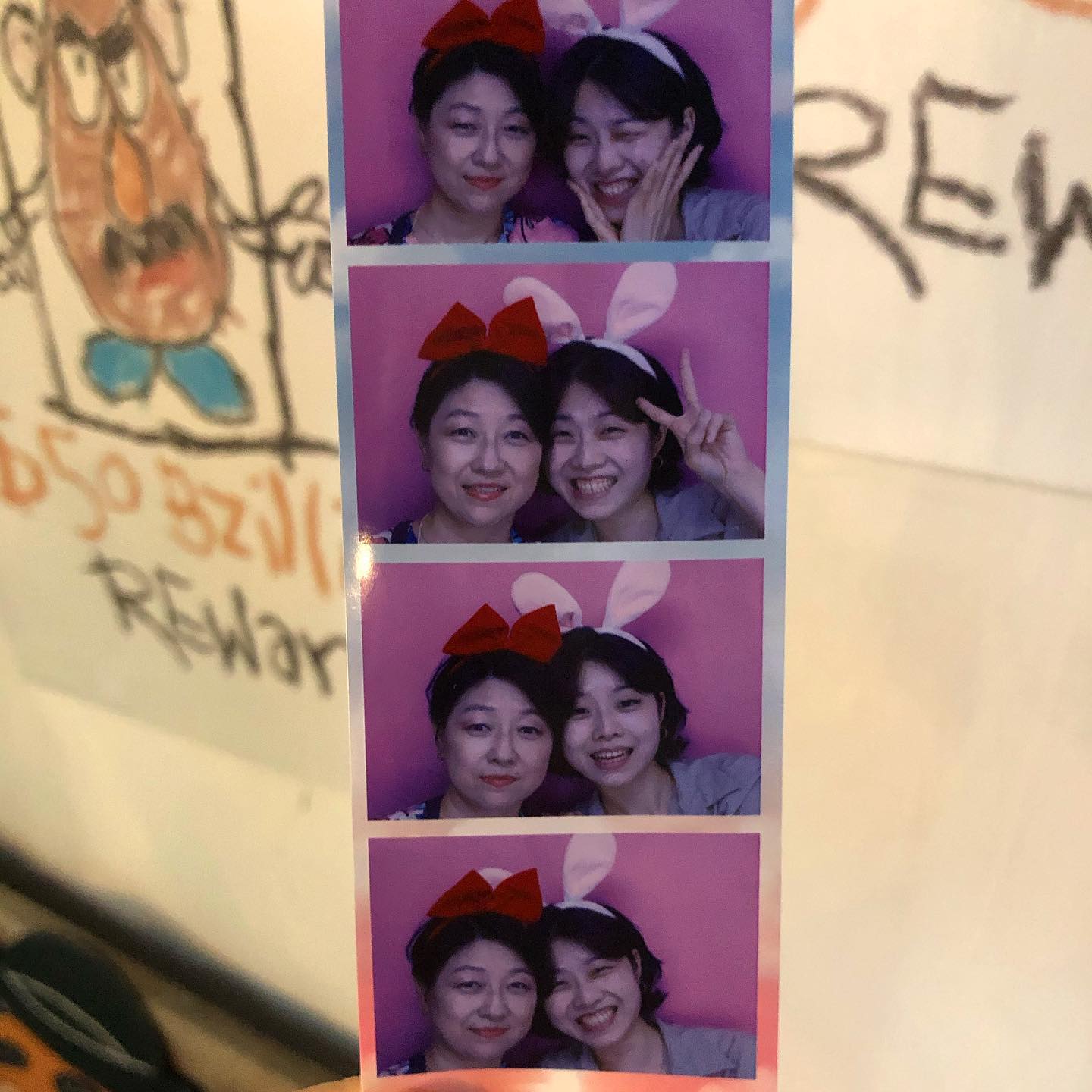 Best Friends Forever😝 
찍자고~ 찍자고 사~정해서 겨우 한 컷 찍어주신 울 한여사님. 감사합니다 꾸벅🧡

 #데일리 #일상 #엄마랑 #첫 #인생네컷 #어쩌면 #또는 #아마도 #이게 #마지막 #사랑해 #엄마미