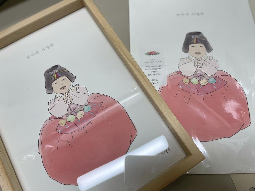  “#단아0808 단아랑 너무 닮은 단아 돌사진 초상화! 생각보다 이쁘게 그려주셔서 넘좋았던..!!🤭 단아에게 우리는 돌선물로 뭘해줄까 싶었는데 이렇게 남겨둘 수 있어서 좋다!!👍🏻 #뉴트로펜슬”