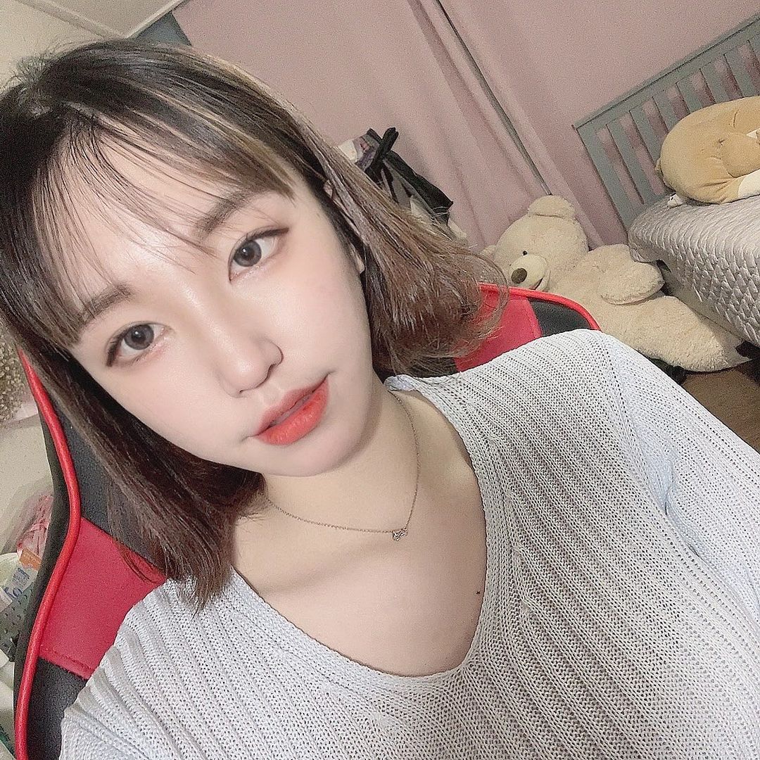 임소영 on Instagram: “#협찬 [렌즈타운 이츠워터 먼슬리] 짱 이뿌고 자연스러운 렌즈😚 착용감도 편하고 넘넘 좋당❣️ #컬러렌즈 #데일리렌즈 #한달용렌즈 #이츠워터먼슬리 #꾸안꾸 #자연스