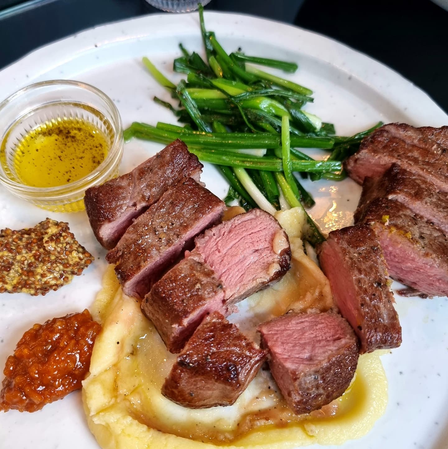 송도 이탈리안 선술집🥩🍷

맛이 美쳤어요..💙
네이버에 송도엘티엠디 라고 검색하고 예약도 가능👏👏
#인천 #송도 #엘티엠디 #와인바 #이탈리아선술집 #선술집 #wine #송도맛집 #인천송도맛집 #인천맛집 #instagood #instadaily #incheon #foodstagram #daily #selfie #LTMD