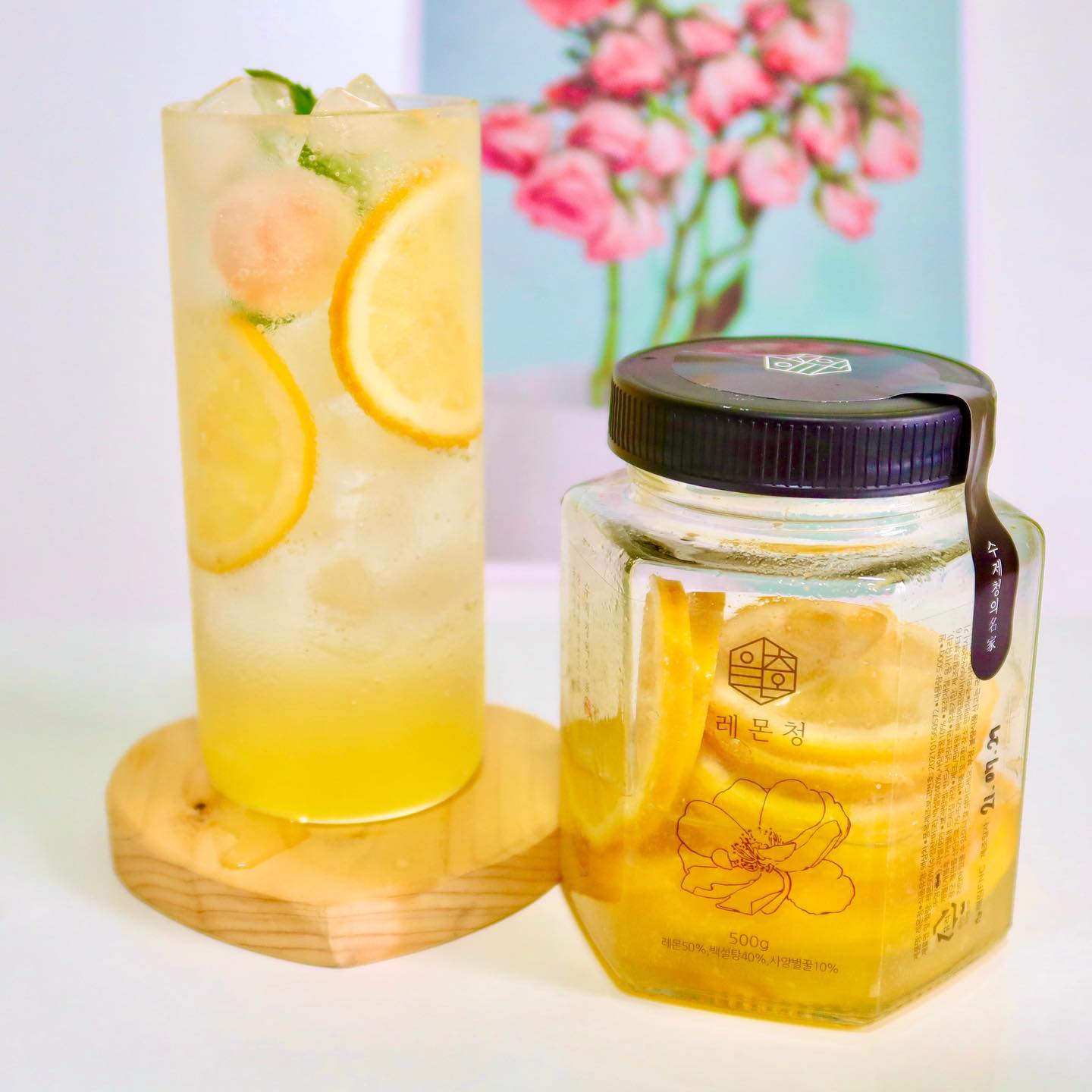 #제품제공 이츠라온 허니레몬청✨🍋

사양꿀로만든 레몬청이어서 그런지 달달함도 자극적이지 않고 탄산수랑 조합 너무 좋아요😍

레몬청에서 씨는 쓴맛을 내는데 하니레몬청은 씨를 모두 제거해서 먹기편합니다! 꿀로 만들어서 슬라이스 된 레몬이 통째로 들어 있어 먹을 때 하나씩 넣어주시면 예쁜 에이드를 만들어 드실 수 있습니다❤️

콩볶는 사람들에 이츠라온이 입점하면서 입점이벤트로 이츠레온 구매 후 리뷰를 남겨주시면 300만원 상당의 상품을 드리는 이벤트도 진행중입니다🙌🏻

#이츠라온 #이츠라온허니레몬청 #허니레몬청 #레몬에이드 #lemon #lemonade #수제과일청 #여름음료 #선물용 #답례품 #리뷰이벤트 #과일청 #과일청추천