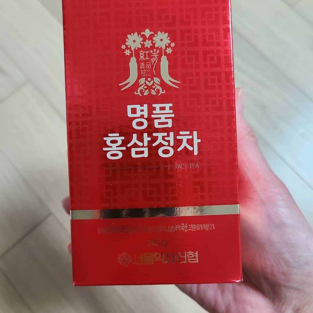 #협찬 spcu_official #홍삼정차 #홍삼

🤍체험.협찬후기
"명품 홍삼정차"

빨간포장이라서 딱 홍삼이라는 느낌이 팍!!😆
열어보니 홍삼향이 확나면서 너무 묽지도 않고
홍삼농축액과 홍삼추출액을 넣어서 그런지
진한 홍삼맛이여서 맛있었고 건강해지는느낌이였다
선물용으로도 그리고 건강을 위해 챙겨먹어도 좋을거같은
서울약사신협 명품홍삼정차👍
매일매일 잘챙겨먹어야겠다😊

#건강스타그램 #서울약사신협 #명품홍삼정차 #홍삼진액 #선물세트 #명절선물 #선물 #신상품나왔을땐 #08L #홍삼농축액