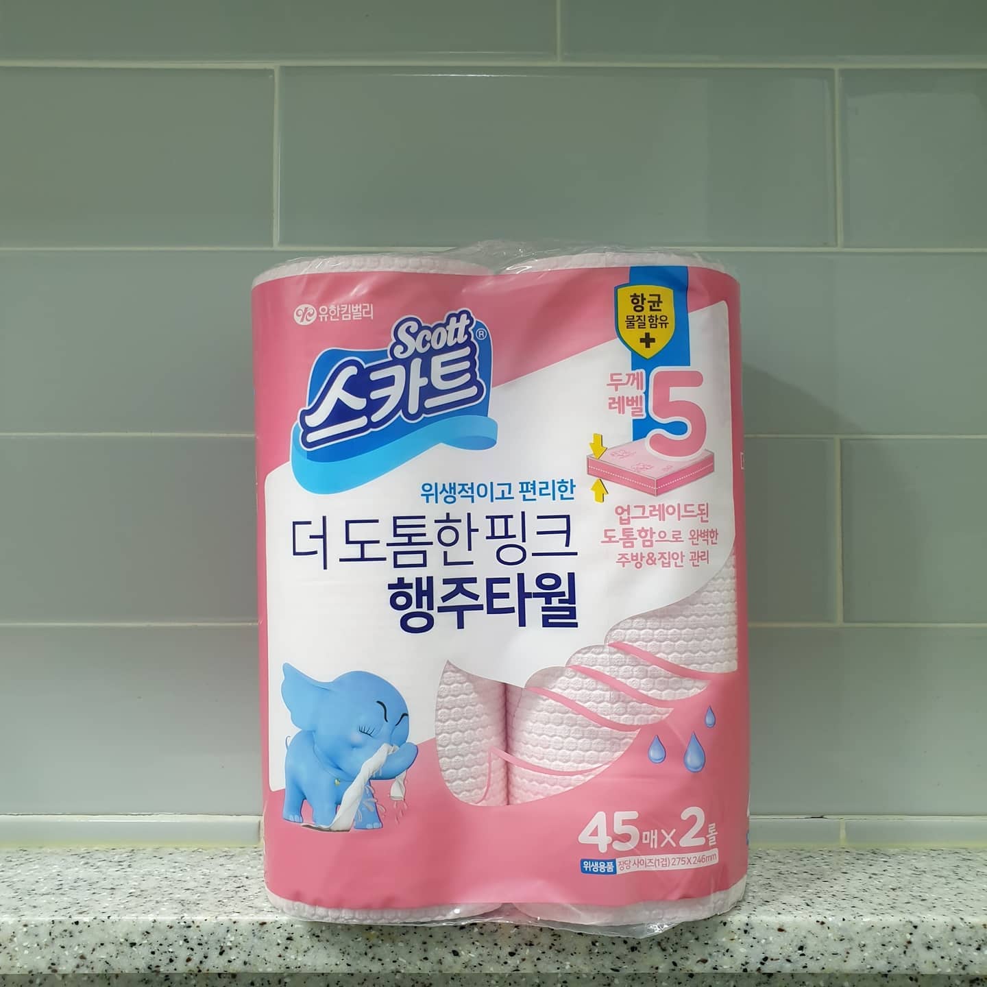 #광고
도톰한 두께로 흡수력좋고 잘 닦이는
스카트 더 도톰한 핑크 행주타월!

찢김 걱정없이 짱짱하게 여러번 사용가능하고
천행주 사용시 신경쓰였던 세균이나 냄새 걱정없이
하루 한장씩 쓰고 버리고~
1일 1행주로 깔끔하게 쓰기 좋아 편리해!!

식탁, 싱크대는 물론 위생청소 필요한 집안 곳곳에
매일 깨끗하게 관리하고 있음😚
-
-
-
#스카트 #행주타월 #핑크행주타월
#더도톰한핑크행주타월 #1일1행주챌린지
#빨아쓰는행주 #빨아쓰는타월 #원데이행주
#행주 #살림템 #청소템 #주방인테리어 #주방꾸미기