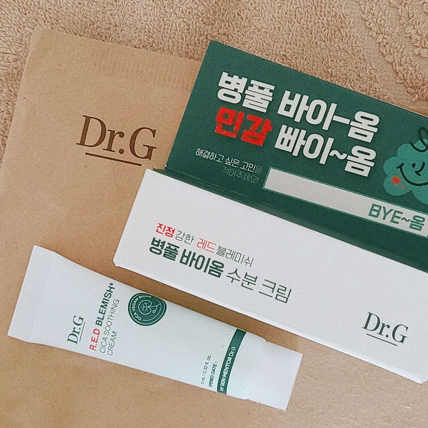 #제품제공

🌿닥터지 레드 블레미쉬 시카 수딩 크림🌿

요즘 무더운 날씨, 마스크 착용, 불면증 때문에
피부 상태가 좋지 않았습니다🥺

8월 6일에 제품을 배송받고 하루도 빠짐없이 쭈욱 사용해봤는데
무더운 날씨, 마스크 착용 때문에 좋지 않았던 피부가 진정이 되었어요💚

무겁지 않은 수딩 크림이어서 여름 같이 무더운 날씨에도
산뜻하게 사용하기 좋았습니다 ◡̈

기존에 닥터지 레드 블레미쉬 클리어 크림이나 토너,
멀티 플루이드 제품들을 사용하고 있었는데
이번 신제품은 기존 제품과는 달리, 환경을 생각하는
비건 제품이라서 더 호감이 갔어요 💫
-

#닥터지 #레드블레미쉬 #시카수딩크림 #병풀바이옴수분크림 #닥터지샘플링 #파우더룸이벤트