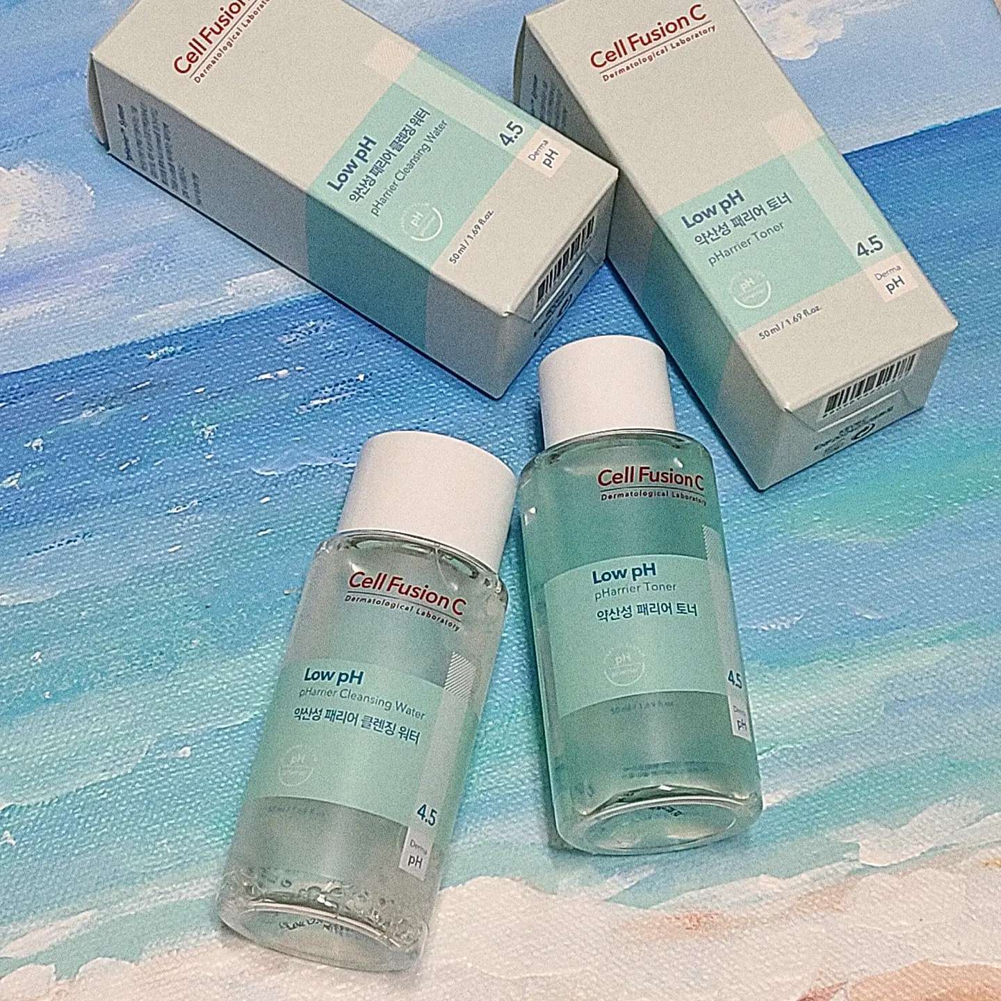 #제품협찬 #제품제공 

💧셀퓨전씨 약산성 패리어 토너 & 클렌징 워터💧

스트레스나 더운 날씨, 마스크 착용 때문에 피부 상태가
예전보다 나빠졌다는 걸 느끼고 있었어요 :(

그런데 마침 파우더룸에서 셀퓨전씨 제품 이벤트가 열렸더라고요!
건강하게 피부 pH를 조절할 수 있는 약산성 제품이라고 해서 기대가 많이 됐습니다

미션 제출 마지막 날까지 열심히 사용해본 결과,
두 제품 모두 전혀 자극적이지 않고 산뜻하게 사용할 수 있었어요🐰
요즘 같은 날씨에 유용하게 사용할 수 있는 제품이 아닌가 싶습니다!

클렌징 워터의 경우 저자극인데다가 세정력도 좋았어요
특히 타사의 클렌징 워터를 사용하고 났을 땐 
속당김이 심했는데 셀퓨전씨 제품의 경우
건조함이 크게 느껴지지 않았습니다 :)

토너도 마찬가지로 자극적이지 않고 데일리로
무난하게 사용하기에 너무 좋았습니다🌊 

요즘 매일매일 사용하고 있어요

-
#파룸체험단 #셀퓨전씨약산성 #약산성은셀퓨전씨 #셀퓨전씨 #약산성클렌징 #약산성토너