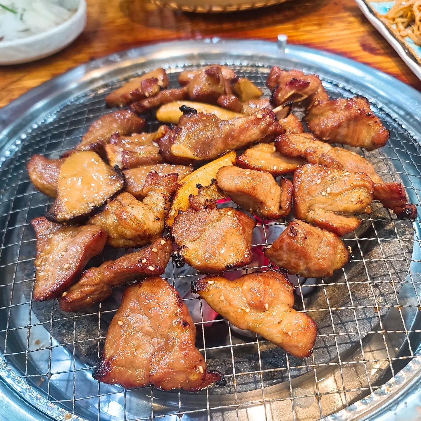 #협찬 #그래도진짜리뷰 #산성골 #수유맛집 #자세한건네이버검색

산성골 &&&&3 (4.5점 9덕분)

식당을 방문하자마자 친절하게 맞이해 주셨고 이미 식사를 하신 분들이 많았습니다~ 반찬이 엄청 실하게 나와요. 

두부김치 나오는거 보고 깜짝 놀라고 고기는 초벌을 해 주셔서 타지 않게 잘 먹을 수 있습니다. 

고기에 기름기를 좋아하는 저로써는 약간 취향이 아니였으나 고기가 너무 좋은 고기라서 만족하고 먹었습니다. 

이 고기와 함께 된장찌개도 나왔는데 맛이 아주 구수했습니다. 비빔냉면도 시켜서 먹었는데 약간 매운것이 고기와 잘 어울립니다.

또 가고 싶네요. 제가 한 돼지갈비 하는데 5손가락 안에 꼽히는 곳 같습니다~

#수유역맛집 #수유고기집 #수유역고기집 #수유역고깃집 #생생정보통맛집 #돼지갈비맛집 #수유냉면맛집 #수유돼지갈비맛집 
#먹스타그램