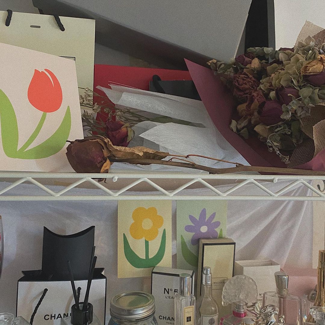  “내 방도 감성있게 꾸미기 밋밋한 빈 공간에 드로잉 엽서로 감성 더하기 🥀 아기자기하면서 힙해서 마음에든다 무엇보다 색 조합이 최고 💞 구매링크 http://naver.me/FGotRbDE #협찬 #뉴트로펜슬 #홈인테리어”