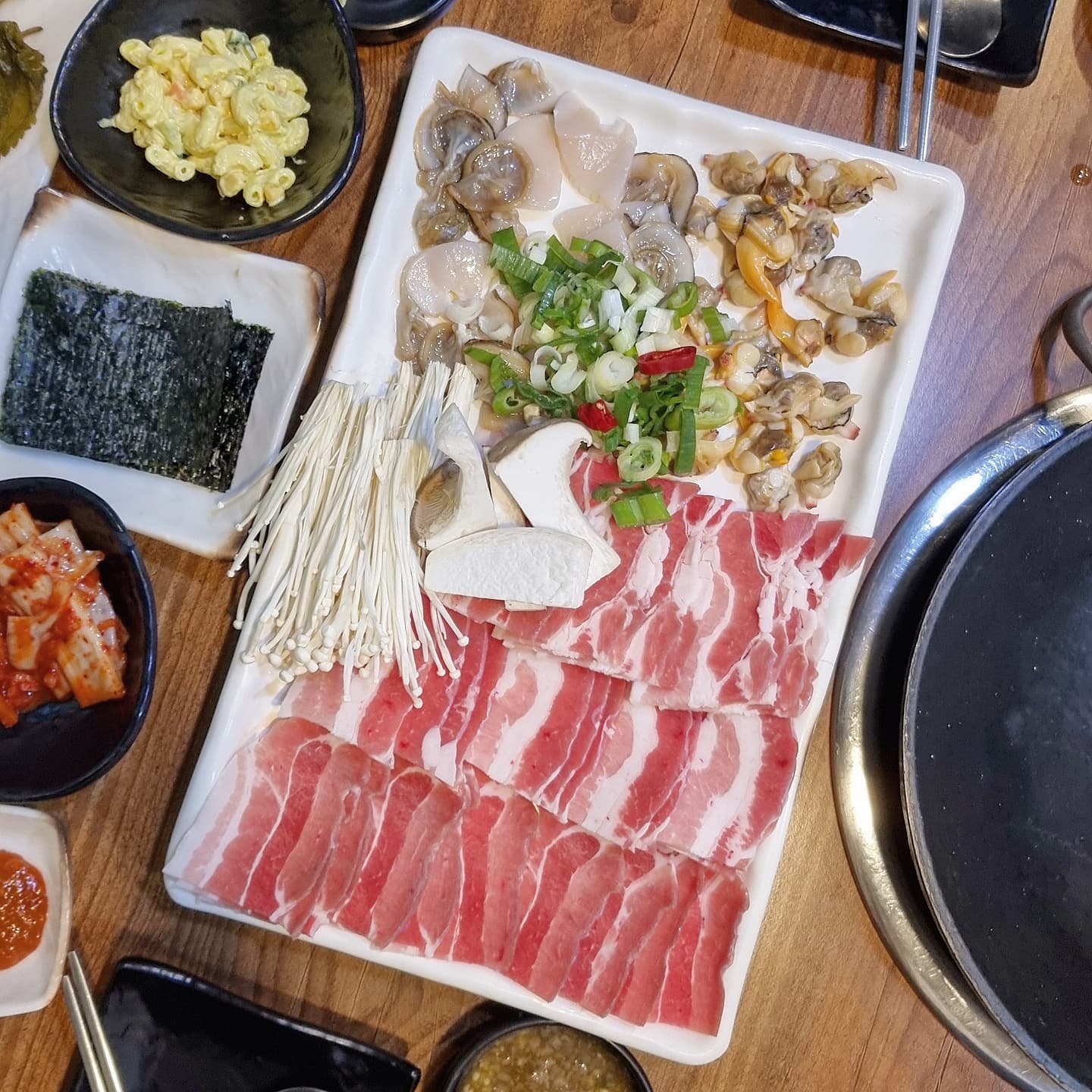 광안리가면 갈삼92~~~
갈미조개랑 삼겹살이랑 키조개랑 콩나물 김싸서 한입가득하면 광안리바다맛~~
같이 나오는 와사비간장소스보다 쌈장에 싸먹는게 훨씬 맛있다...
중간중간 육수추가해서 먹으면서 육수한입씩떠먹는것도 별미,,,*.*
.
.
.
#광안리#갈미구이#광안리맛집#부산맛집#은짱맛집추천#맛집추천#먹스타그램#맛스타그램#갈미조개#먹부림#instafood#foodgasm#foodie#foodporn#food#yummy#먹스타#kfood#korea#yummy#맞팔#선팔#팔로우#데일리#협찬