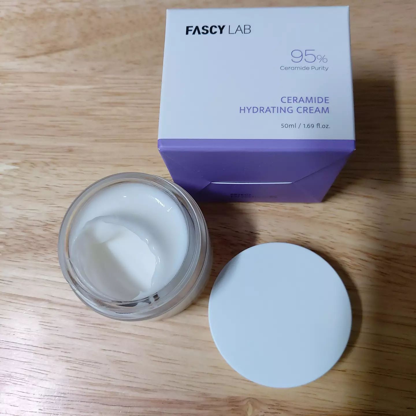 #협찬 fascylab_global #파시랩 #클린뷰티
.
.
피부가 건성이라 쉽게 건조해져서
수분크림을 찾아 바르게 되는데
막상 수분크림 발라도 
금방 건조해지는 듯해서
결국 영양크림 같은 쫀쫀한크림을 덧바르게 된다.😭
.
땀이 나는 여름엔 간단하게
수분크림으로 바르고 스킨케어 끝내고 싶은데, 
발라도 건조해 결국 또 다른 크림 발랐었는데
이 크림은
세안 후 스킨케어 못했다가
이 크림만 발랐는데
세라마이드가 함유되서 그런지 
피부 속에 수분이 채워진 느낌이 나고(촉촉)☺☺
바르면서 흡수가 잘 되서
카메라로 발림성 찍을라해도
티가 안난다 ㅋㅋㅋㅋ😆😆
.
.
.
#세라마이드 #고보습 #세라마이드크림 #안티에이징 #주름예방 #파시랩보습크림 #민감성피부 #피부장벽개선