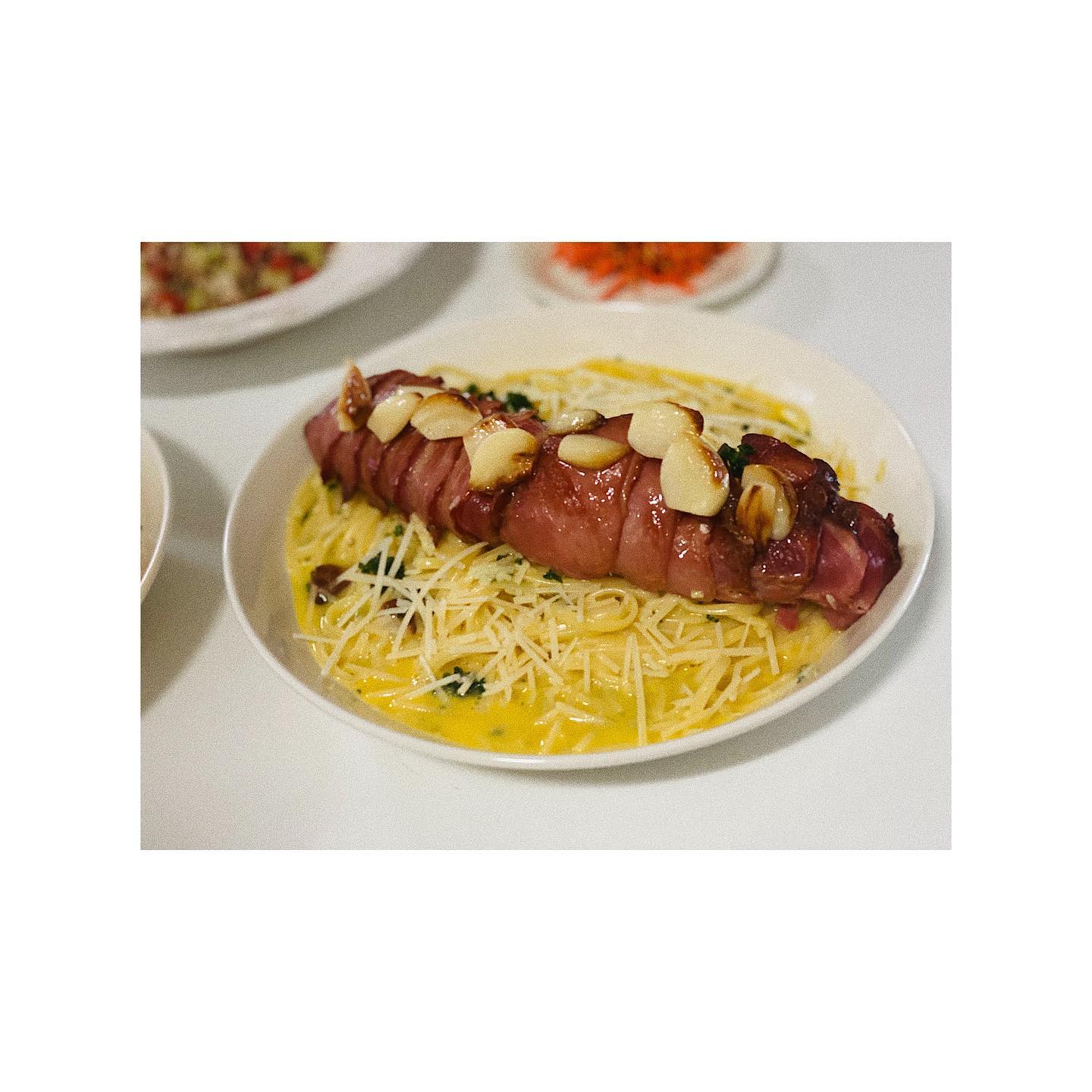👩🏻‍🍳
holy moly 🐷
bacon rolled cod carbonara 🍝

#saturdaybrunch 
#baconrolledcod 
#carbonarapasta
#국가비레시피 #국가비원팬파스타