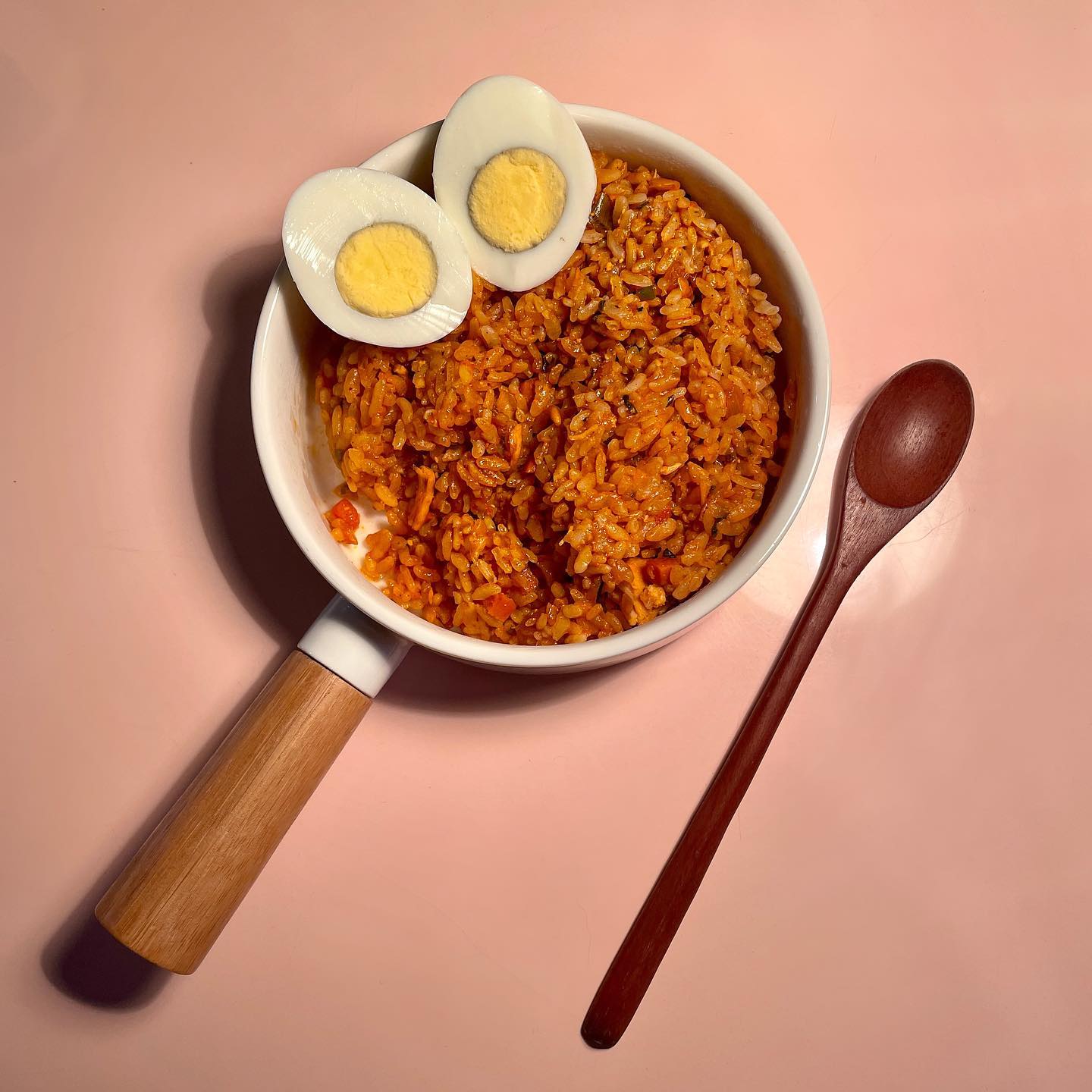 21.08.21#점심식단
.
허닭 닭갈비볶음밥, 삶은 계란
.
.
뭔가 만들기 귀찮을땐 볶음밥 한봉 전자렌지 돌려 먹으면 딱 좋지👍👍
와 무슨 비가 이렇게 무시무시하게 쏟아지는지 나갈 엄두가 안나네요 😱
약속 취소 해버릴까 심각 하게 고민중..