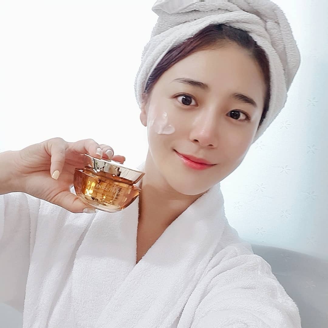 kimvely on Instagram: “#제품협찬 감각적인 디자인으로 새롭게 리뉴얼되어 출시된 설화수 자음생크림이에요 부드러운 제형에 바를수록 피부가 탄탄해지는 느낌으로 고농축 인삼 에너지 진세노