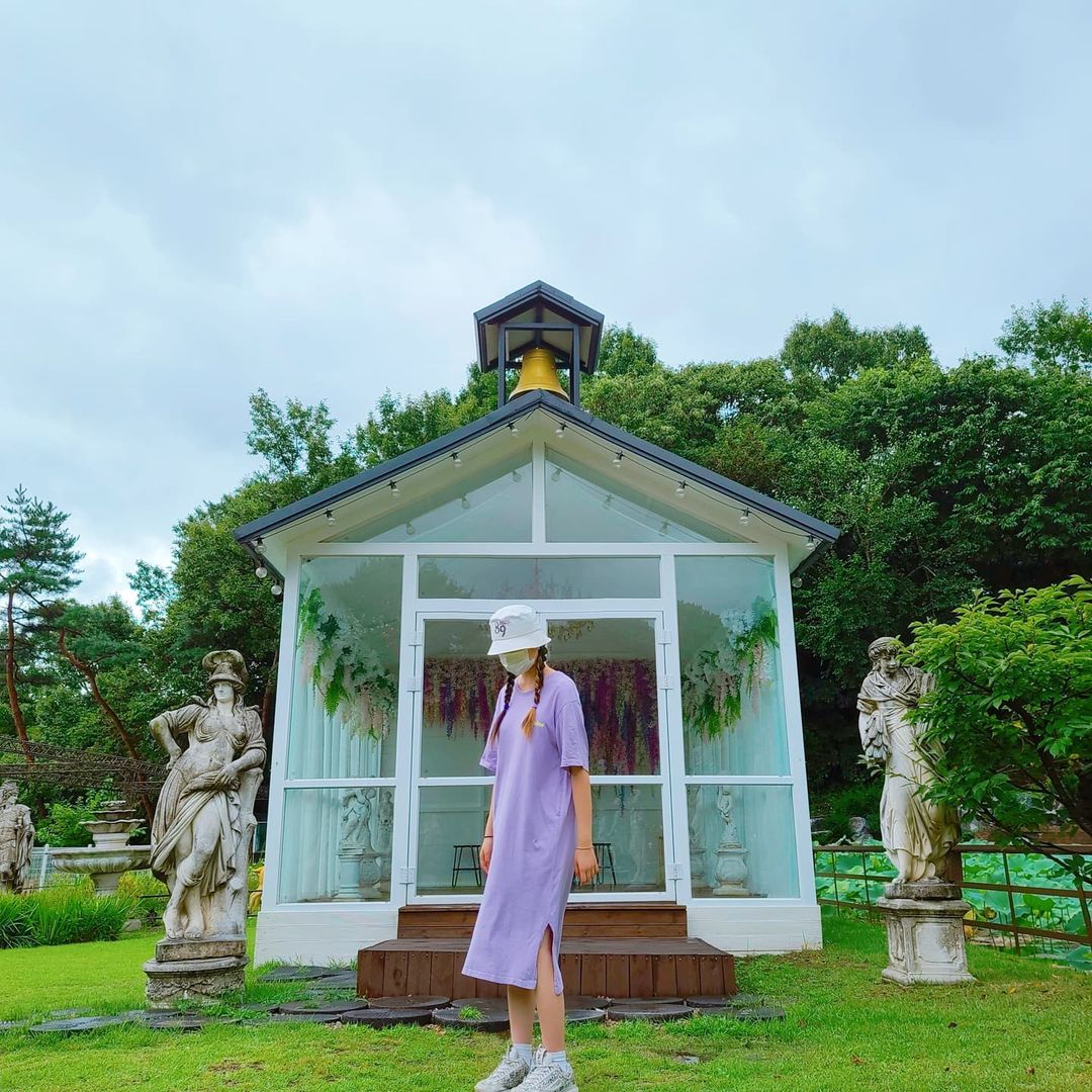 조현수 on Instagram: “🌲 #협찬 여주에 있는 숲을 그리다 갔어용 포레스트 카페가 있고 밖에는 정원과 연못이 넓게 있어서 사진 찍기에 좋아요!! 카페에 브런치메뉴가 다양했는데 그중에 에