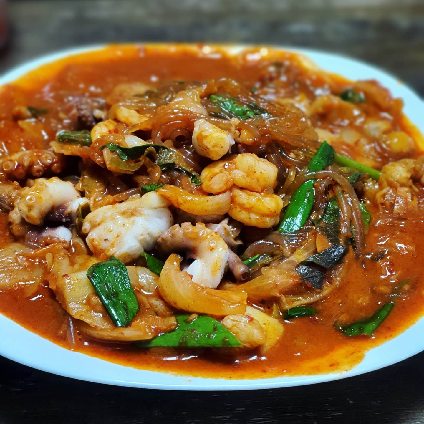 #협찬

조방앞 낙곱새 밀키트 완전 맛있네요~^^
친구덕에 어찌지찌 낙곱새 밀키트를 받았는데 결론부터!!
⭐너무 간편!
⭐너무 맛있음!
육수까지 한번에 들어있는 밀키트라서 그냥 뭐 순서 생각할 것 없이 다 넣고12~13분 끓여서 먹음됩니다^^

아!! 당면은 빼뒀다가 마지막에 5분정도 졸여줄때 넣어주고, 낙지는 처음에 끓일때 같이 넣었다가 5분 후에 빼주고 마지막 졸일때 다시 넣어줬어요^^
-----------------------------

이런거 다 귀찮다면 그냥 다 넣고 끓여주세요ㅎㅎㅎ대신 제꺼 사진 보시면 국물색이 저정도 나와야지 맛있습니다^^

***밀키트에 QR코드가 있어서 조리방법도 쉽게 알수있으니 조리는 걱정마세요^^***

♡♡♡♡♡♡♡♡♡♡♡♡♡♡♡♡♡♡♡
재료 신선하고 간단하고 무엇보다 너무 맛있는~~요건 사실 술 좋아하시는 분들 안주로도 딱인거 같아요!!

-----------------------------
❤조리시간 15분 내외
❤맛은??감칠맛 대박입니다. 저는 보통 매운맛이었는데 딱 좋았어요~그리고 밥 볶아먹고싶게 만드는 국물이 진짜 너무 너무 맛있더라고요♡근데 밥에 비벼먹다보니 배불러서 못 볶아 먹은ㅎㅎㅎㅎ
저는 담에 캠핑갈때 들고가서 밥도 꼭 볶아먹고싶습니다!!♡♡^^

너무 맛있게 잘 먹었네요~~♡♡♡^^

#조방앞 
#낙곱새 
#밀키트
jobang_ap

더 자세한 건??^^
https://m.blog.naver.com/gusdo22/222480153300

좋은날 되세요♡♡