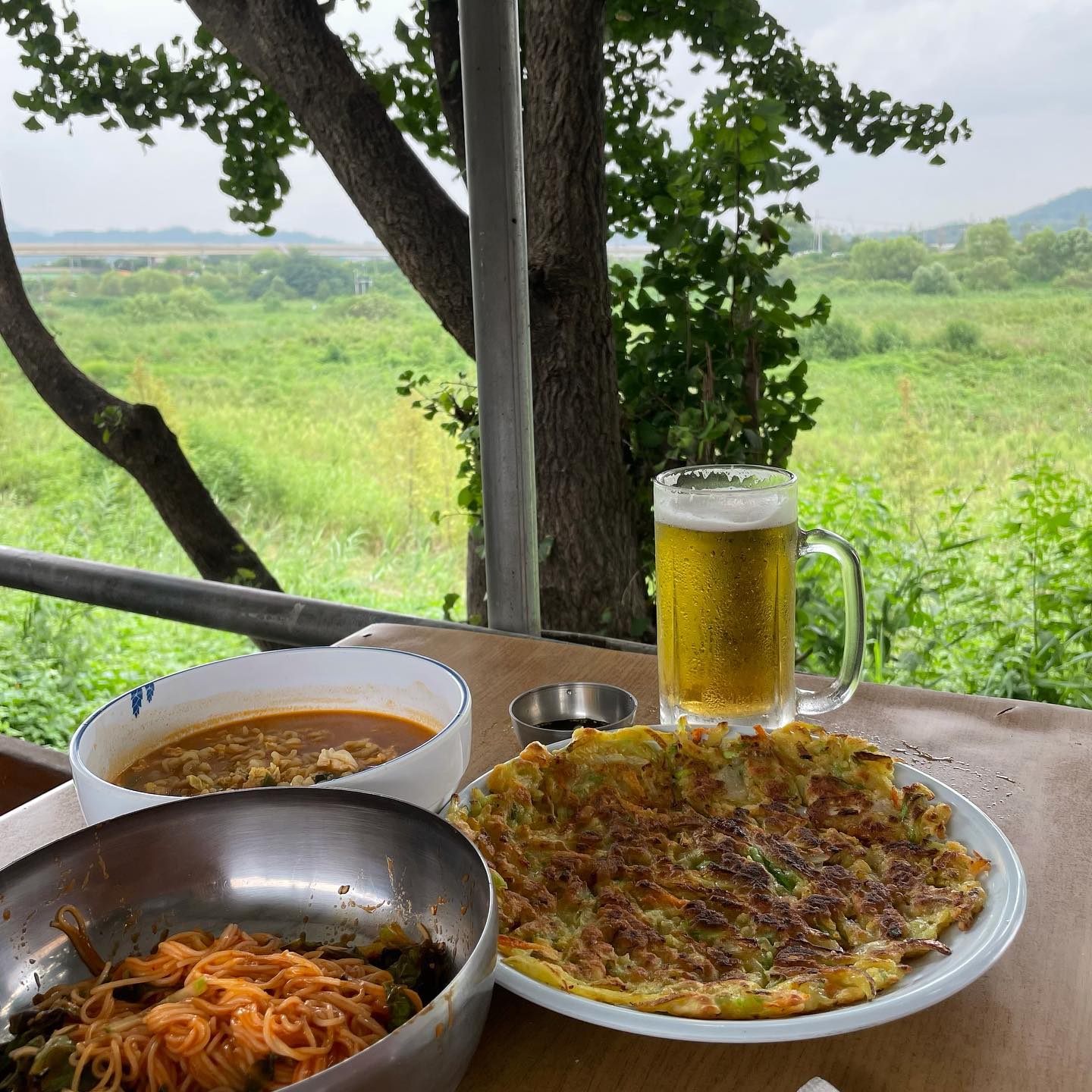 #뚝방슈퍼 #가맥집 고양시에 위치한 시골느낌 뿜뿜의 가맥집🍻 무엇보다도 가격이 너무 저렴해서 두명이서 메인메뉴 4개나 시켰어욥 :D 요즘같이 선선한 날엔 초록초록뷰를 보며 먹는 호박야채전, 김치전, 라면🍜 겉은 바삭바삭 안은 촉촉 ! 거기에 시원한 얼음잔에 맥쥬까지 캬-👏🏻 낮술하기에도 너무 딱인 이곳 다음에 또 들릴게요🌝

📍경기 고양시 덕양구 강매로 110-37

✔ 자세한 후기는 네이버 '@체리야미' 블로거에서 확인가능합니다 :D

#먹스타그램 #맛스타그램 #먹방스타그램 #맛집 #맛집추천 #맛집스타그램 #집밥 #요리스타그램 #서울 #요리 #데일리푸드 #일상 #먹스타 #인스타푸드 #오늘뭐먹지 #서울맛집 #맛집탐방 #데이트코스 #좋아요반사 #팔로우 #맞팔 #일상스타그램 #오오티디 #food #foodstagram #cook #instafood