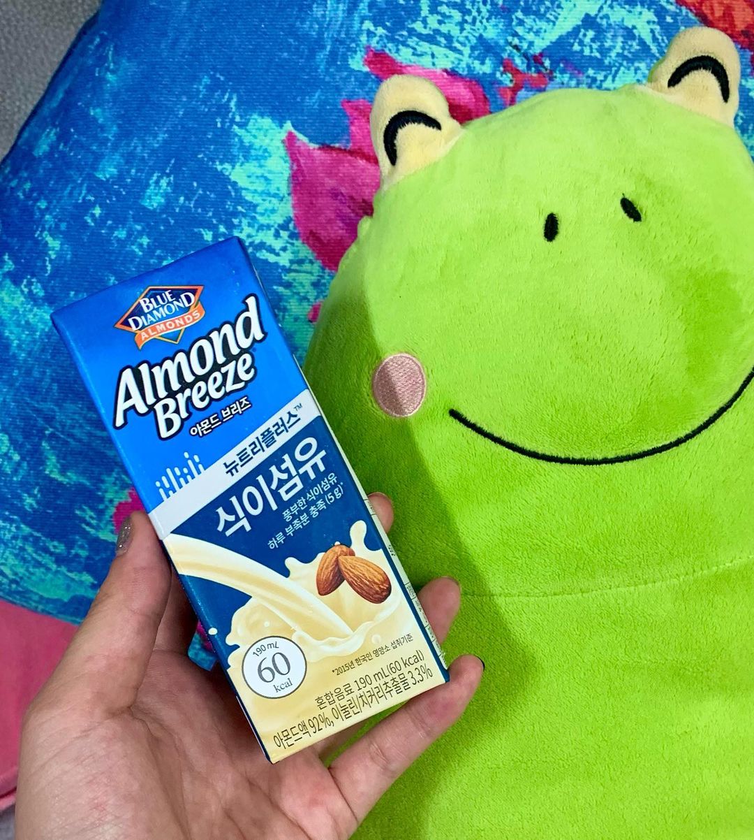로즈 on Instagram: “아몬드브리즈 식이섬유 190ml 24팩 #협찬 우와 아몬드브리즈 식이섬유 짱! 고소 달달 진짜 맛있어요 이거 계속 손이 가서 벌써 반이나 마셨거든요? 중독성 있구 #로즈믿
