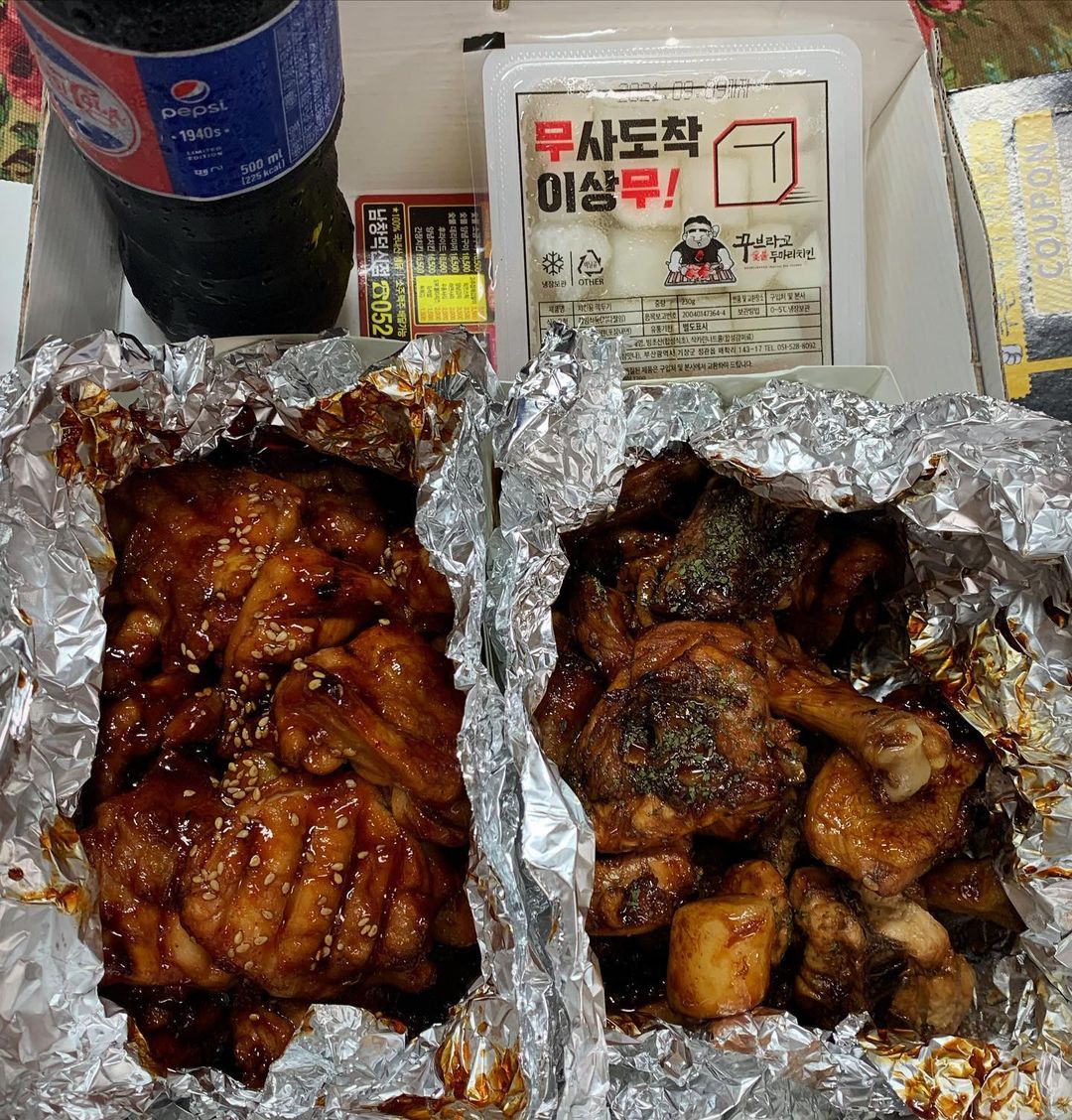 로즈 on Instagram: “꾸브라꼬 숯불두마리치킨 #친오빠최고 #로즈믿먹 끊이지 않는 야식 공개! 오늘은 글이 길 수 밖에 없어요!! 왜냐면 인생 치킨을 찾아버렸다는..!!!😱♥ <오빠가 쏨!> 영
