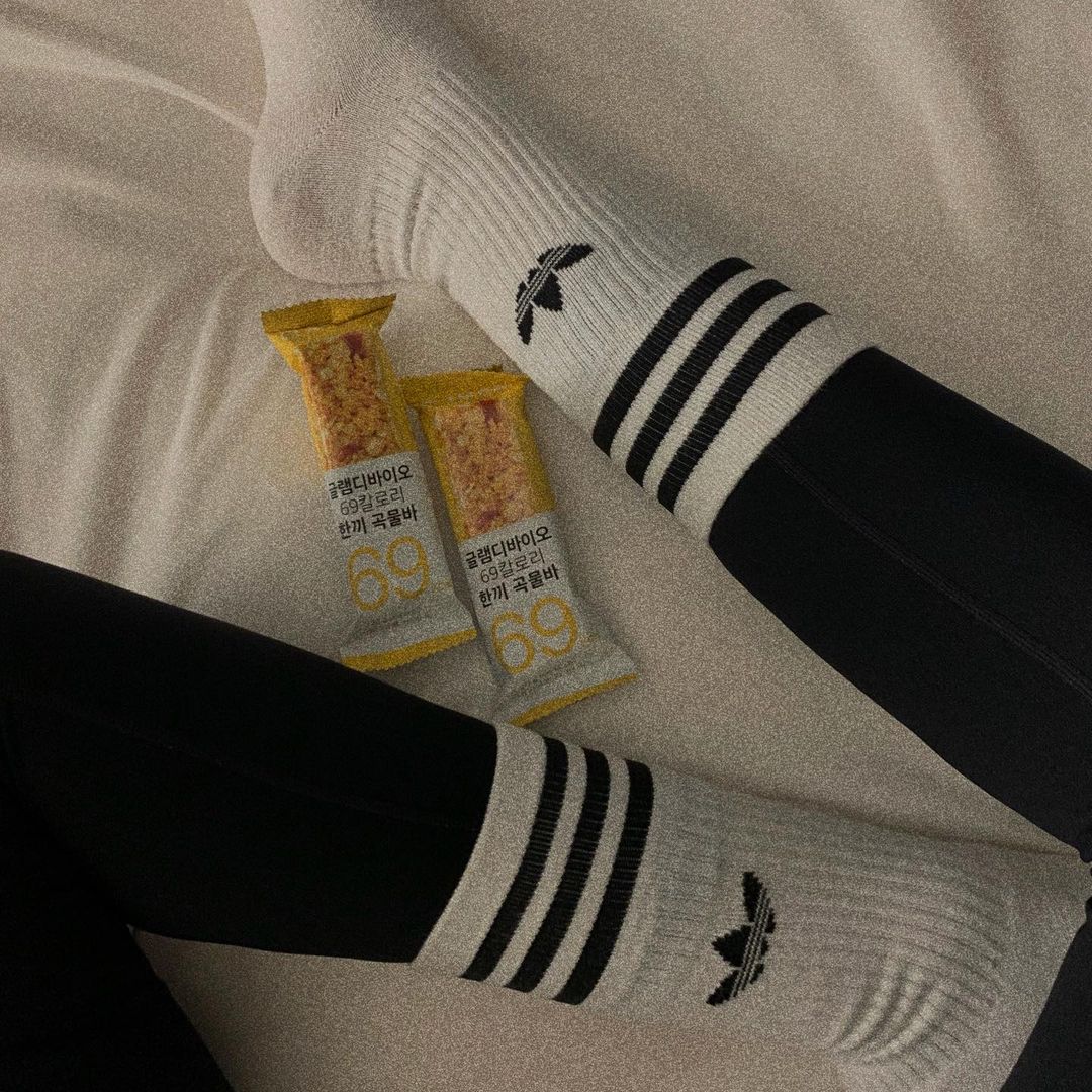 @x______xlll on Instagram: “#협찬광고 간식이 부담스러울 때 든든하게 섭취할 수 있는곡물바에요:) _…”