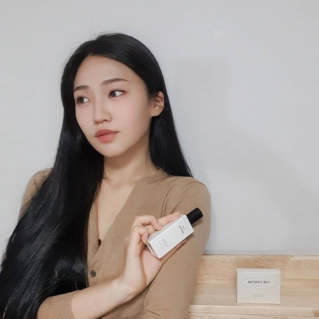 정선민 on Instagram: “#광고 [ THE PARFUM ] 심리테스트 같은 '퍼퓸 디렉터의 향수 추천' 챗봇. 재밌어서 두번 더 해서 테스트 향고르고 35ml 제품은 결과에 없던걸로 골랐는데, 주변에선 다 테스트