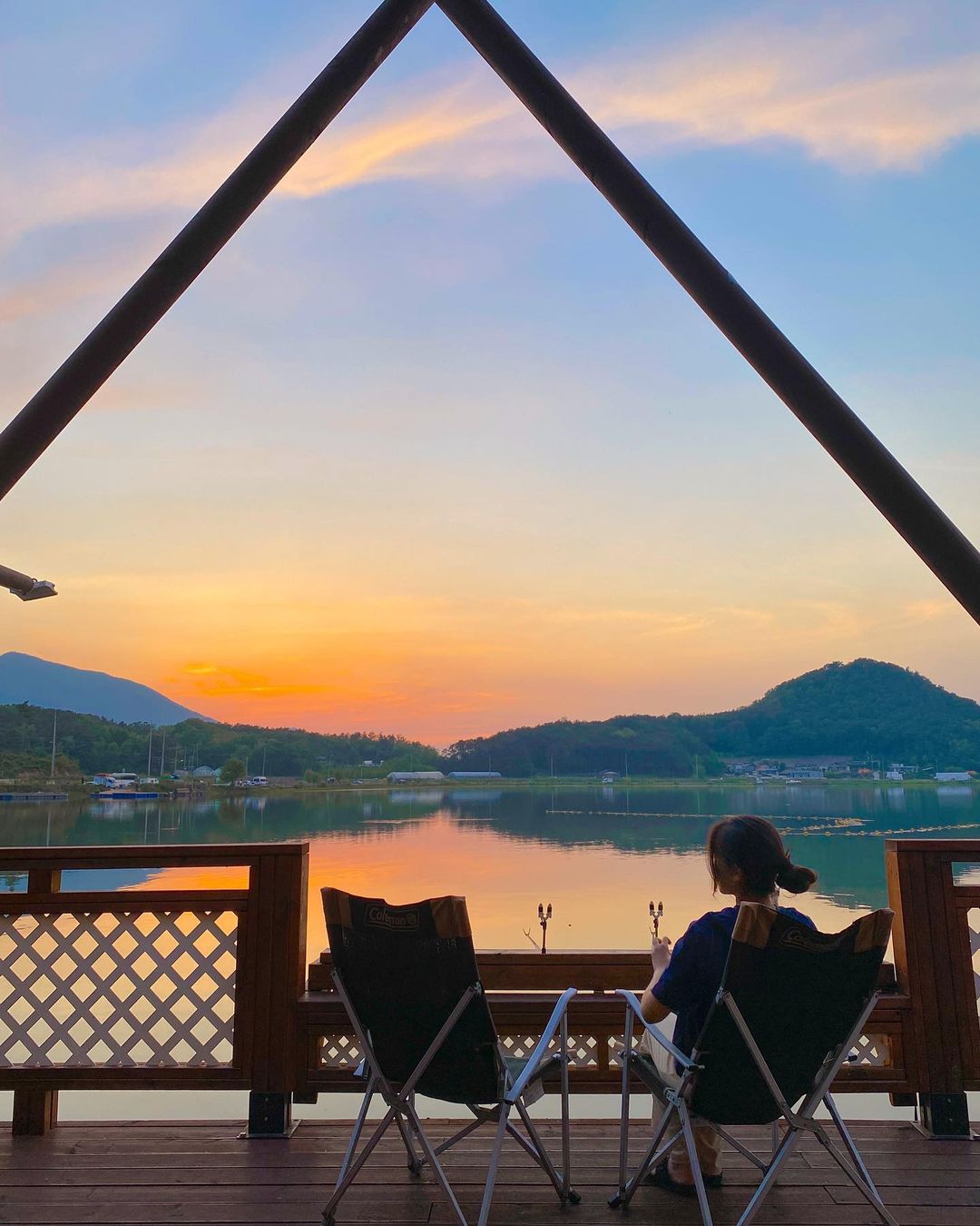 현 영 on Instagram: “아름다운 일몰 뷰를 볼 수 있는 글램핑장⛺️ 물멍 때리기 너어무 좋다💜 🏕포천 해와달글램핑 - 경기 포천시 관인면 찬우물길 73-26 ⏰ 체크인 15:00 / 체크아웃 11:00 ▫️